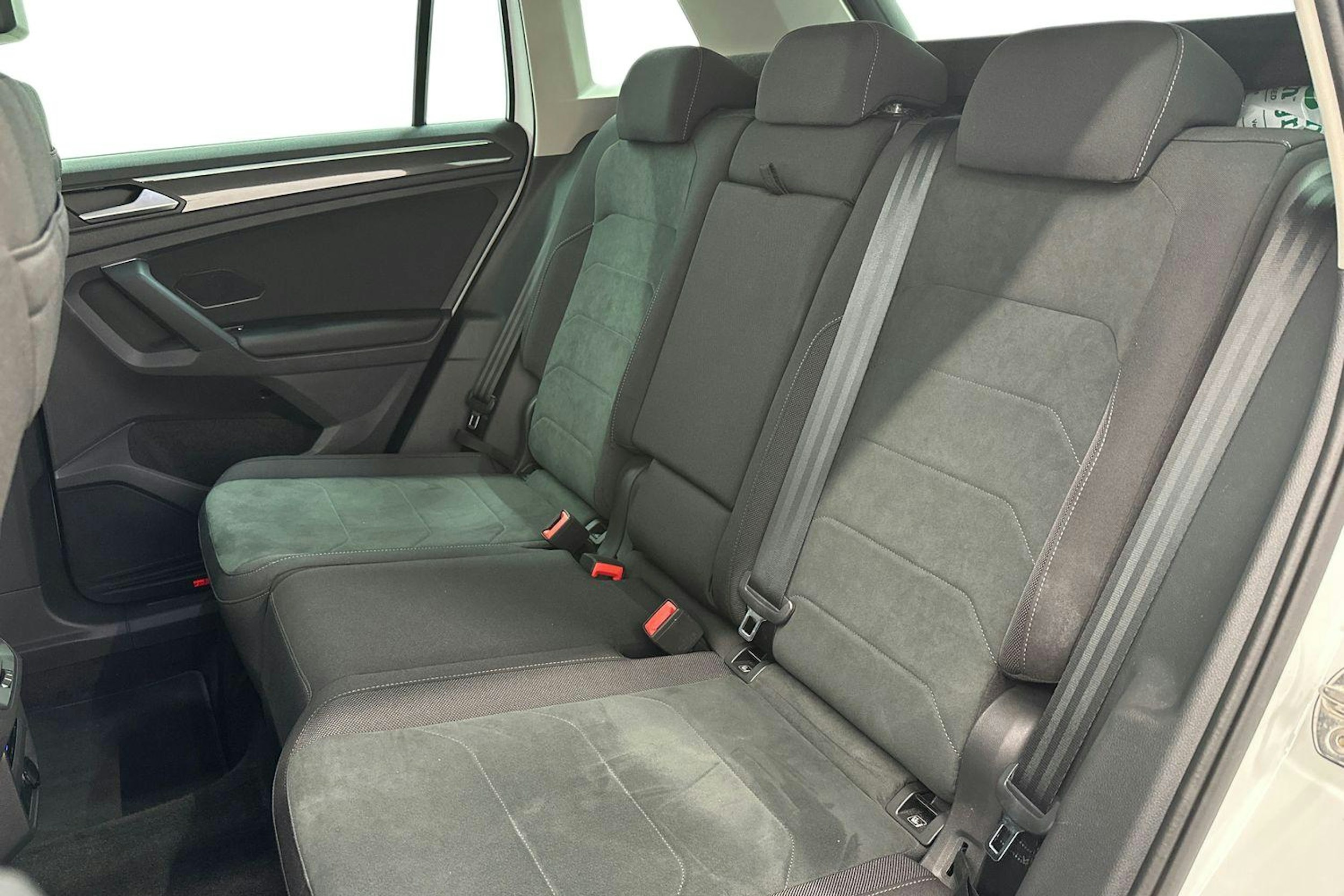 valkoinen Volkswagen Tiguan 2023 kuva 10.