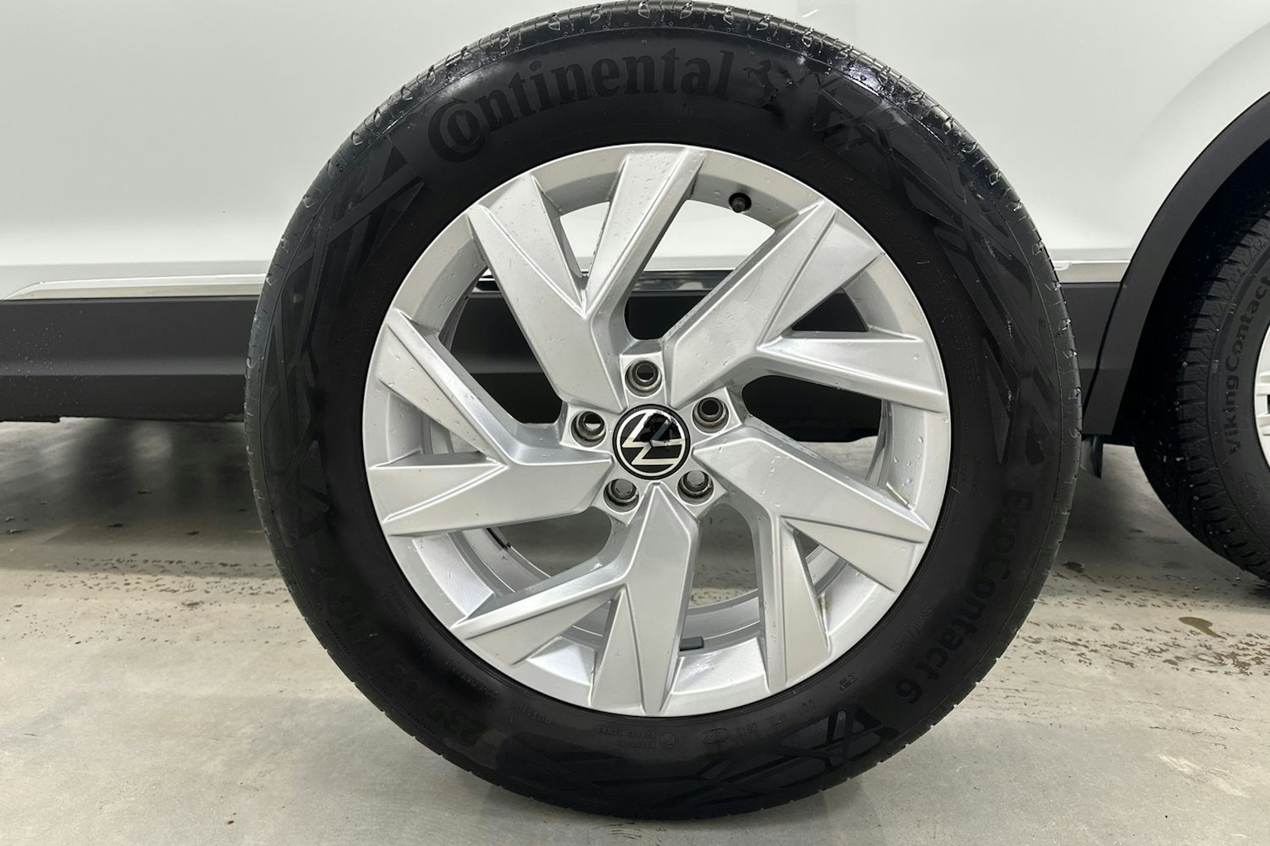 valkoinen Volkswagen Tiguan 2023 kuva 13.