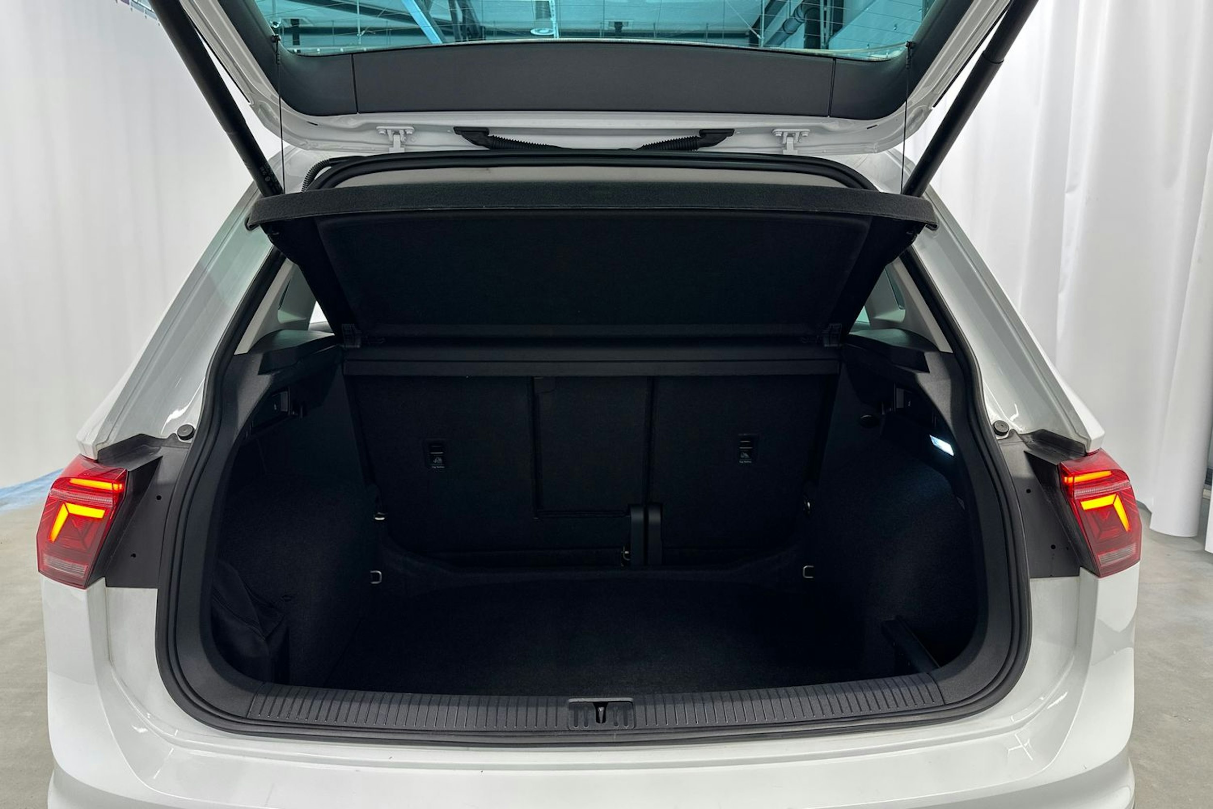 valkoinen Volkswagen Tiguan 2023 kuva 14.