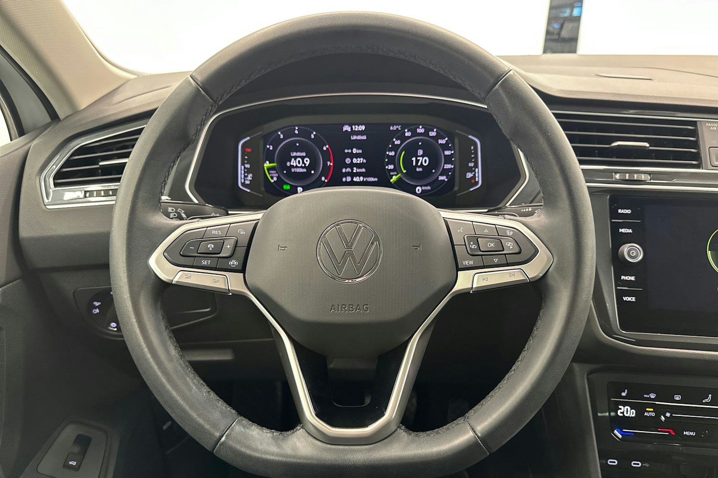 valkoinen Volkswagen Tiguan 2023 kuva 15.