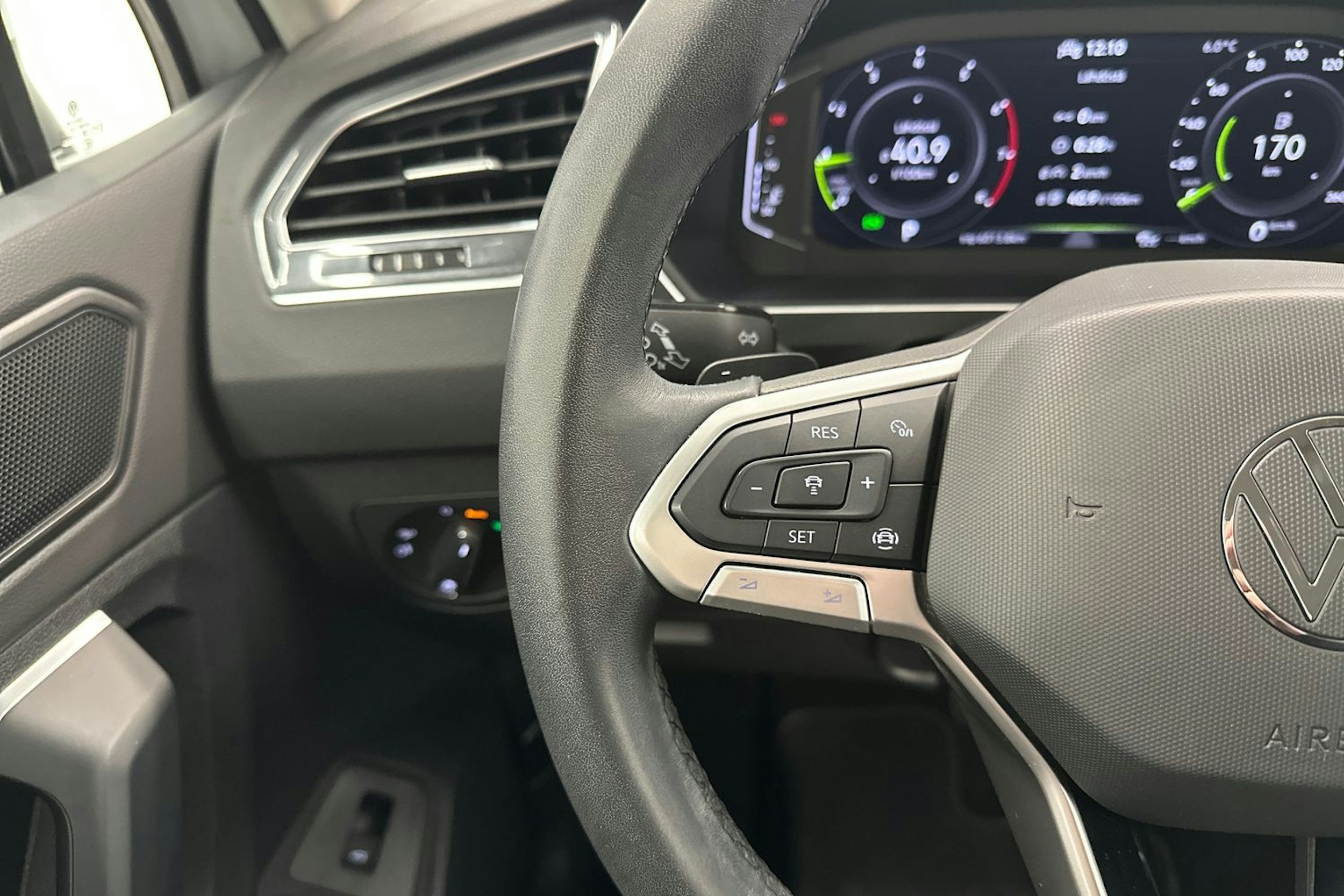 valkoinen Volkswagen Tiguan 2023 kuva 16.