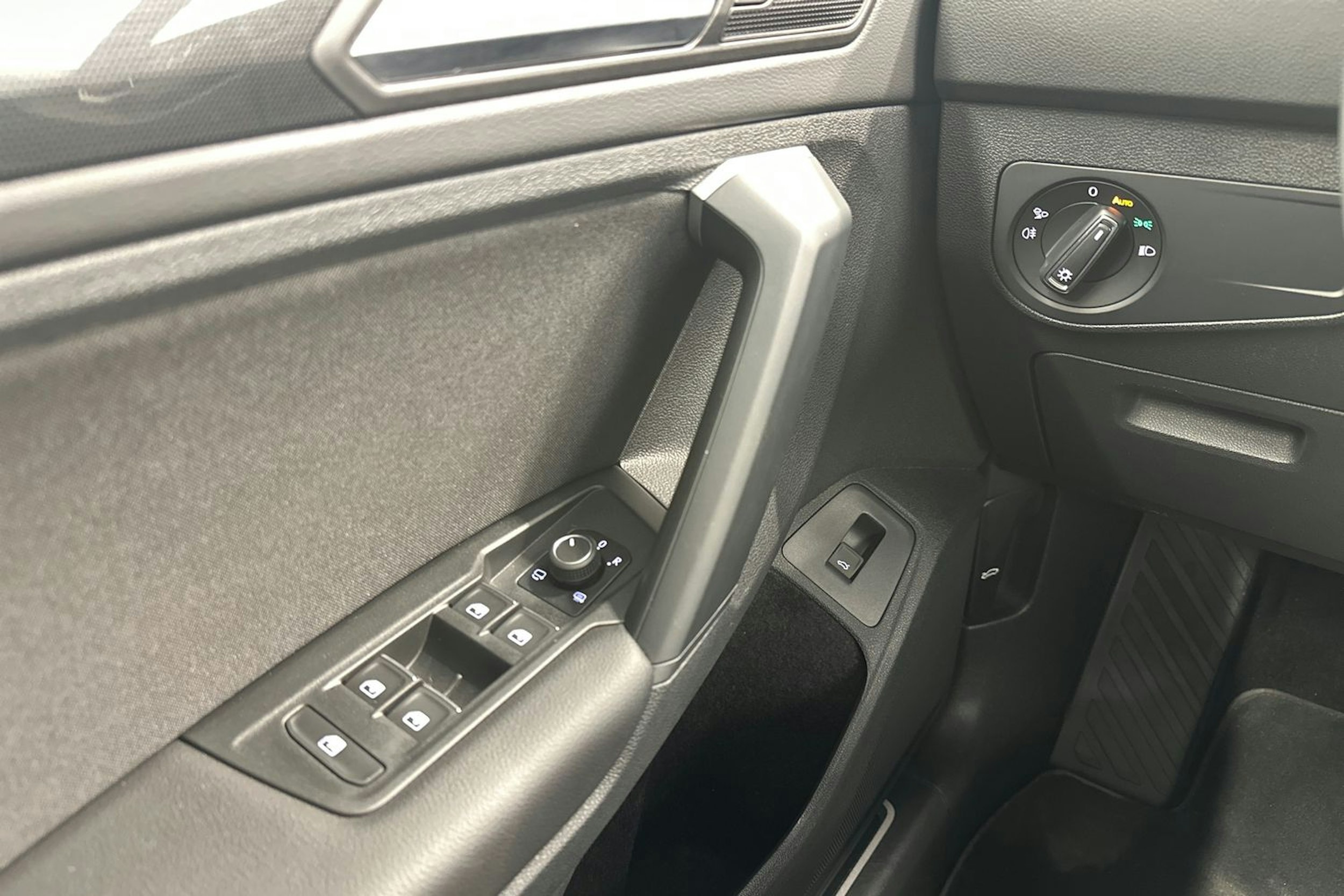 valkoinen Volkswagen Tiguan 2023 kuva 19.