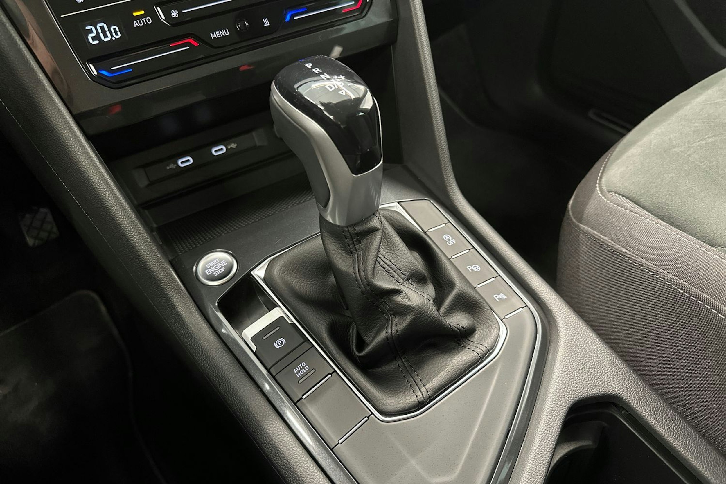 valkoinen Volkswagen Tiguan 2023 kuva 20.