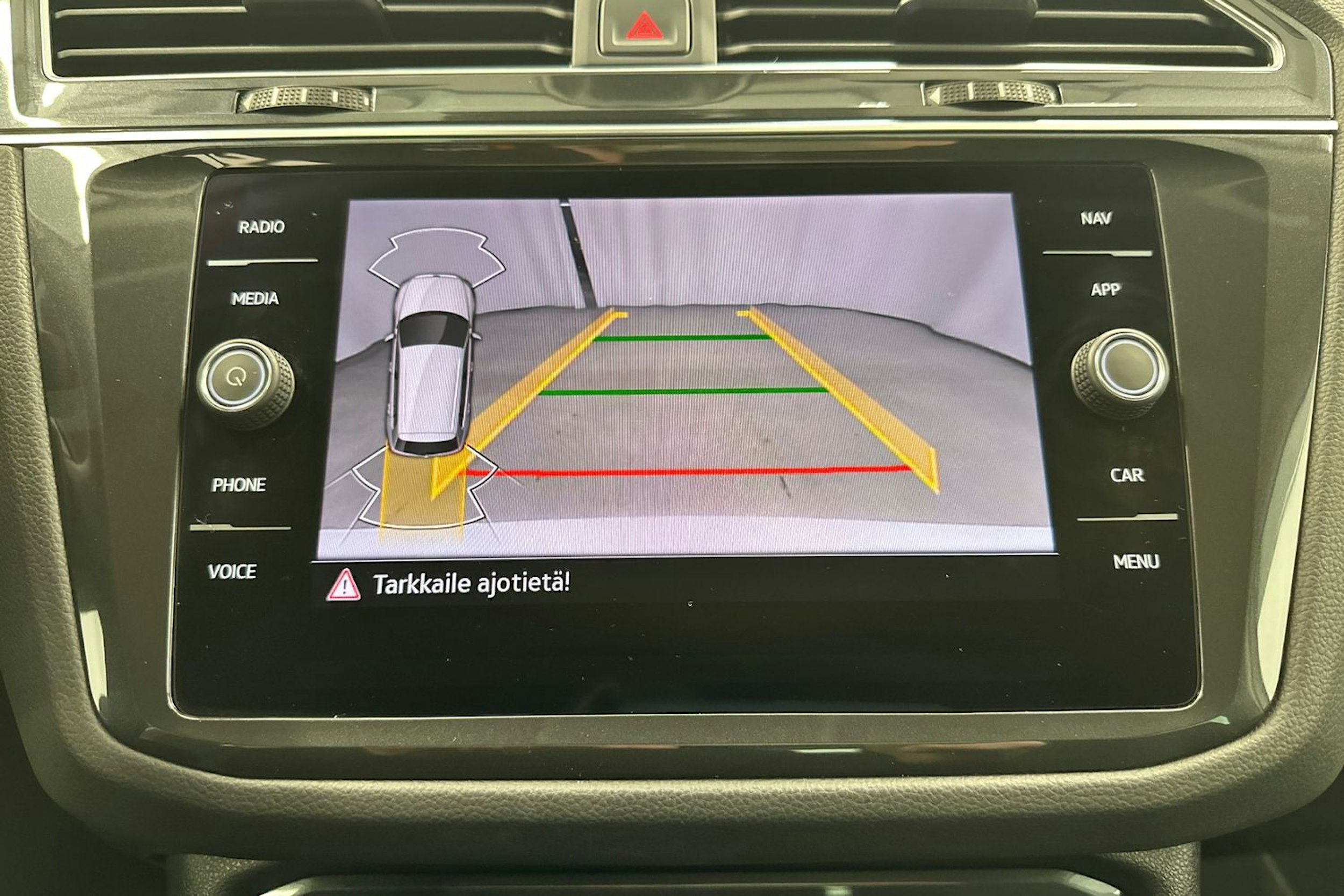 valkoinen Volkswagen Tiguan 2023 kuva 27.