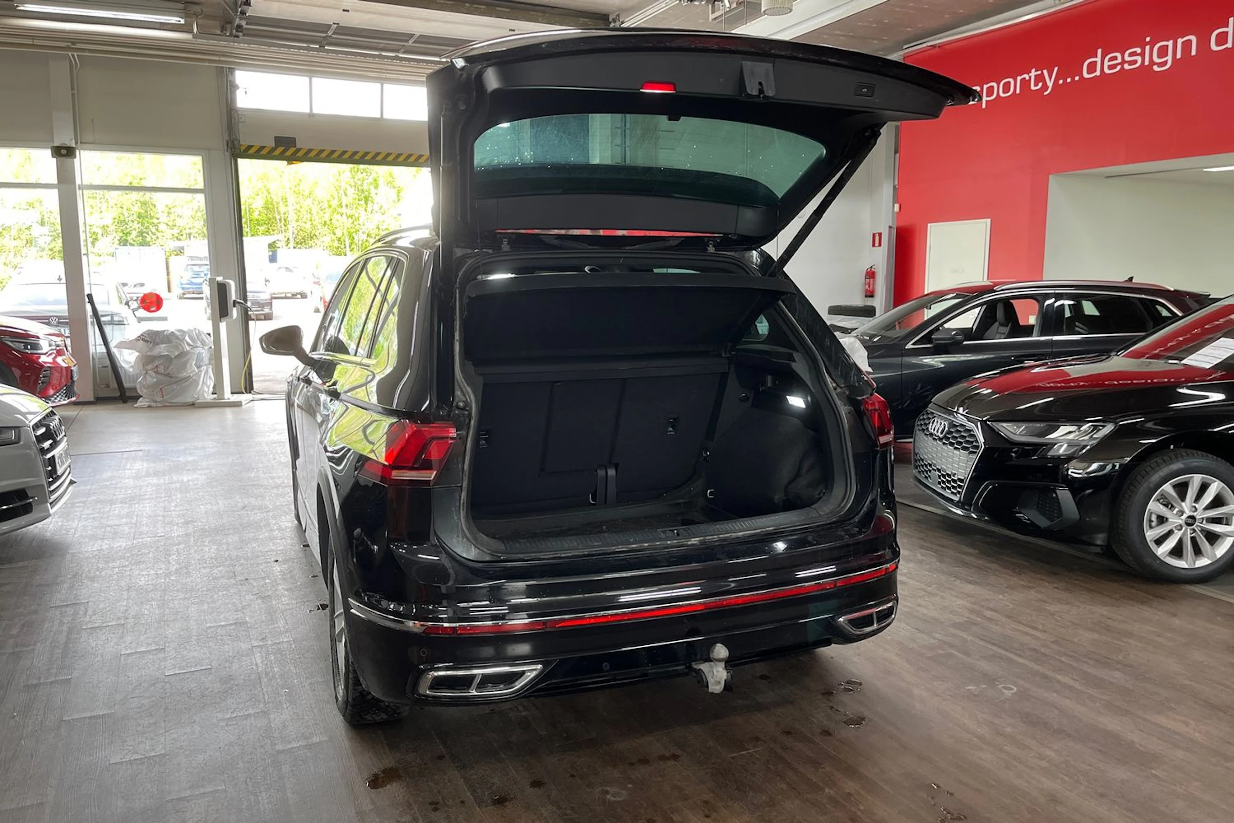 musta Volkswagen Tiguan 2023 kuva 16.