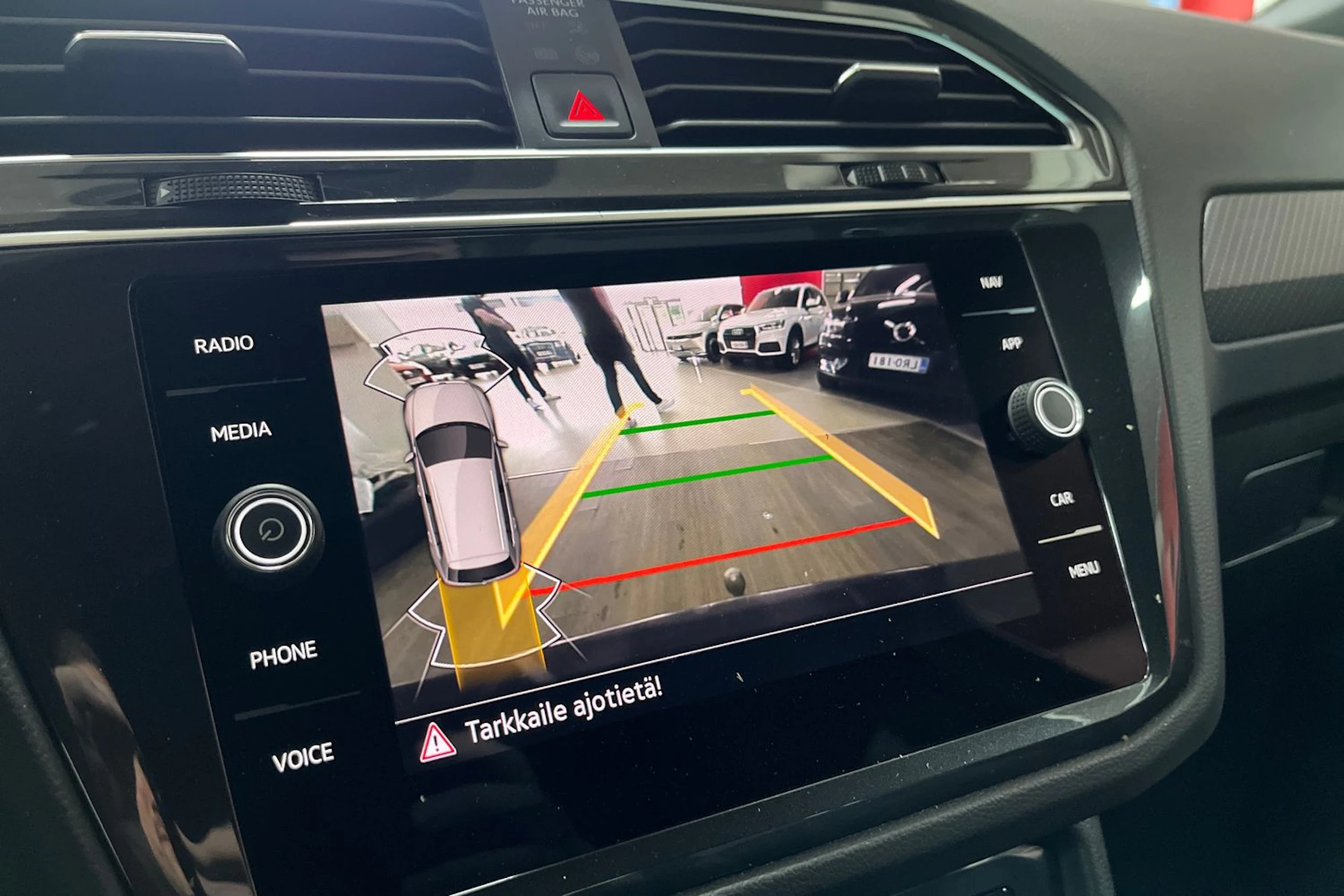 musta Volkswagen Tiguan 2023 kuva 21.