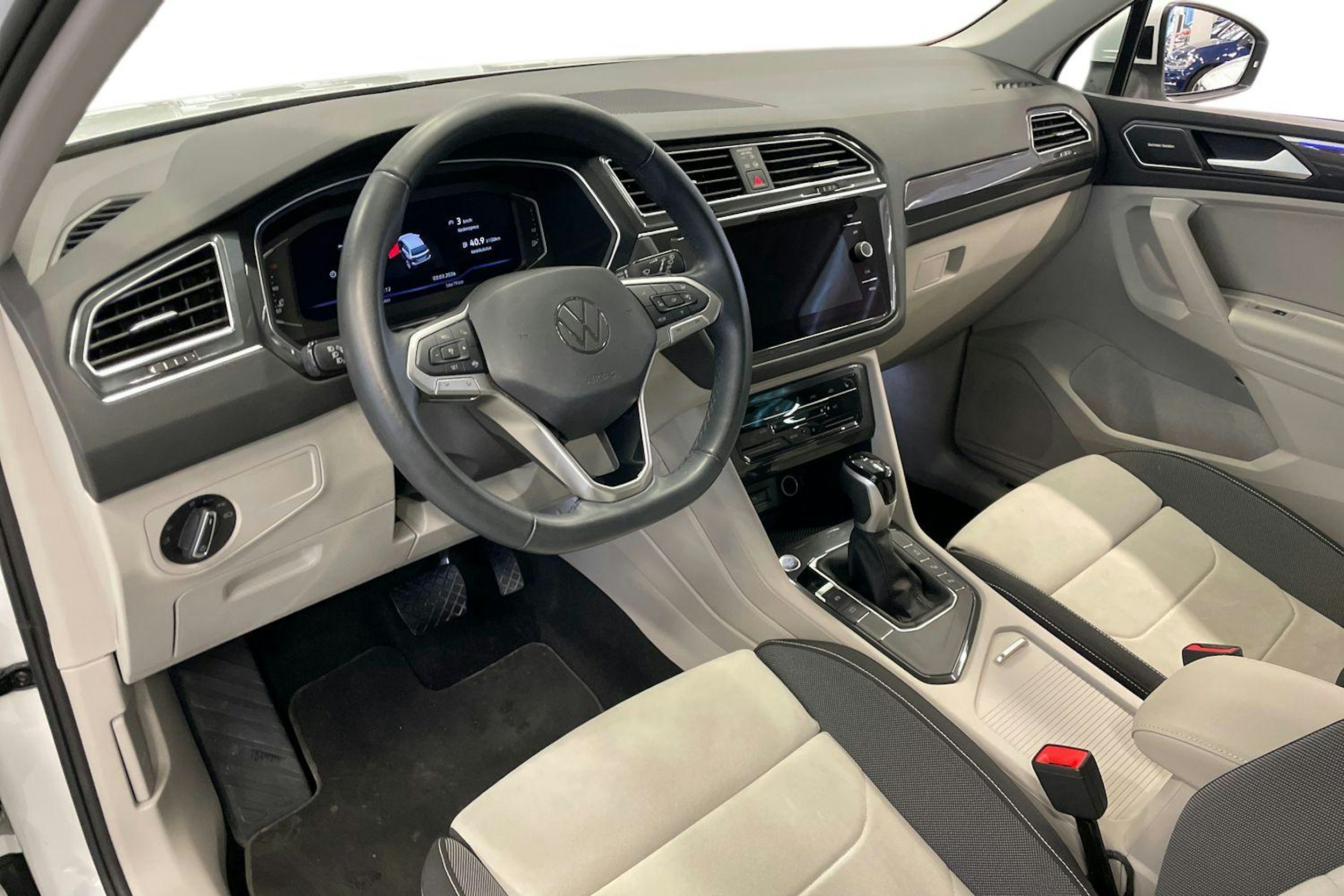 valkoinen Volkswagen Tiguan 2023 kuva 7.