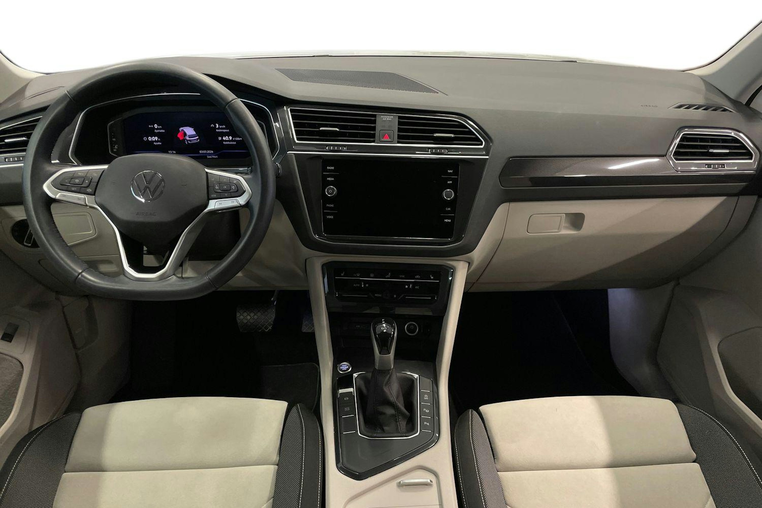 valkoinen Volkswagen Tiguan 2023 kuva 9.