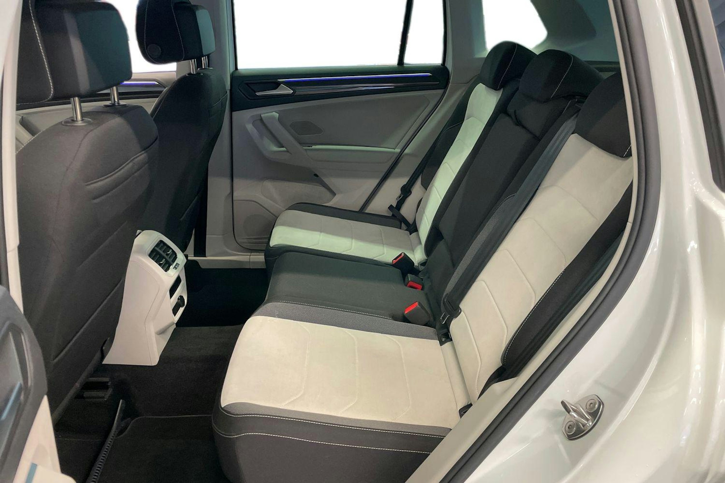 valkoinen Volkswagen Tiguan 2023 kuva 10.