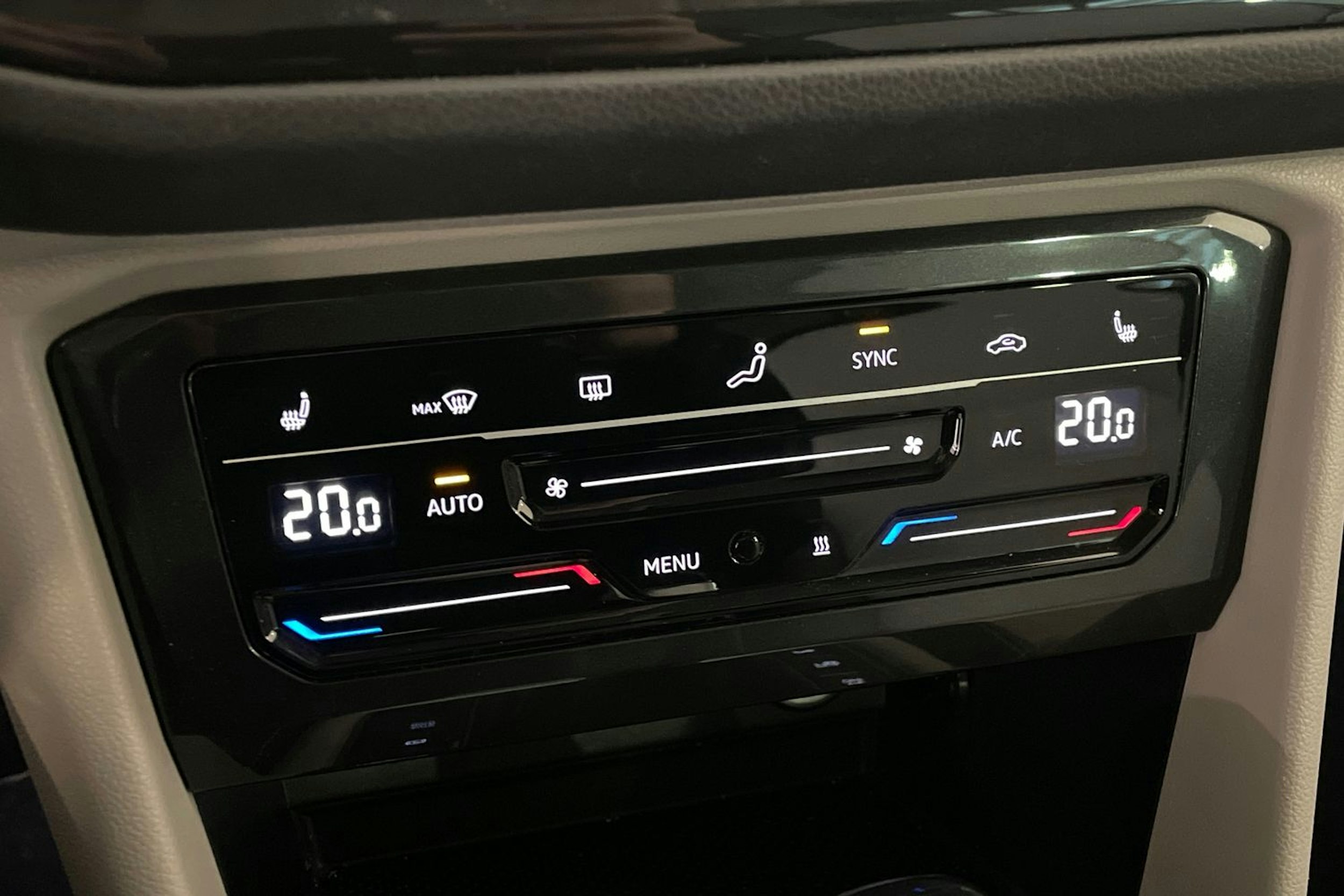 valkoinen Volkswagen Tiguan 2023 kuva 14.