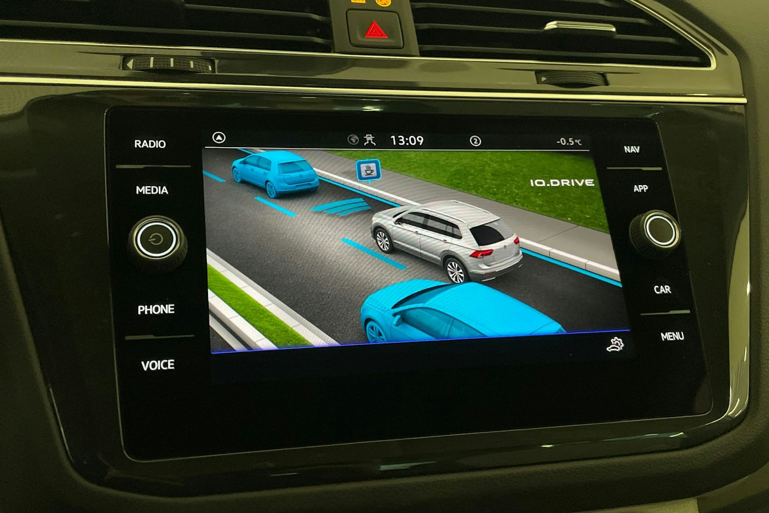 valkoinen Volkswagen Tiguan 2023 kuva 16.