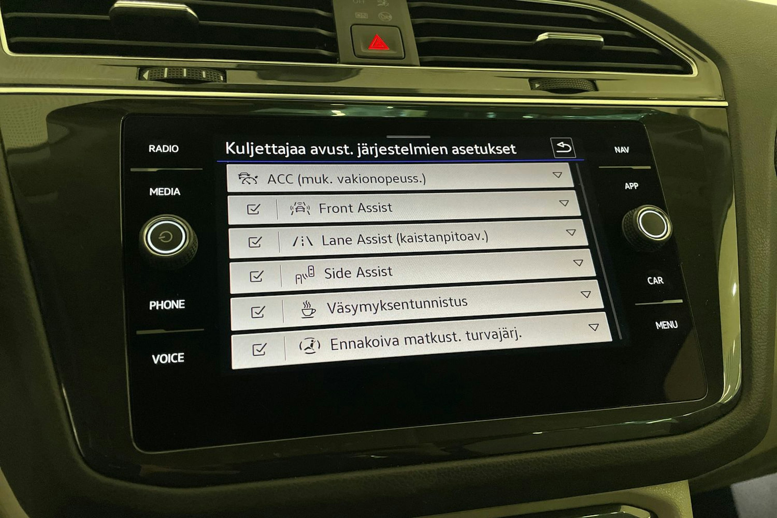 valkoinen Volkswagen Tiguan 2023 kuva 17.