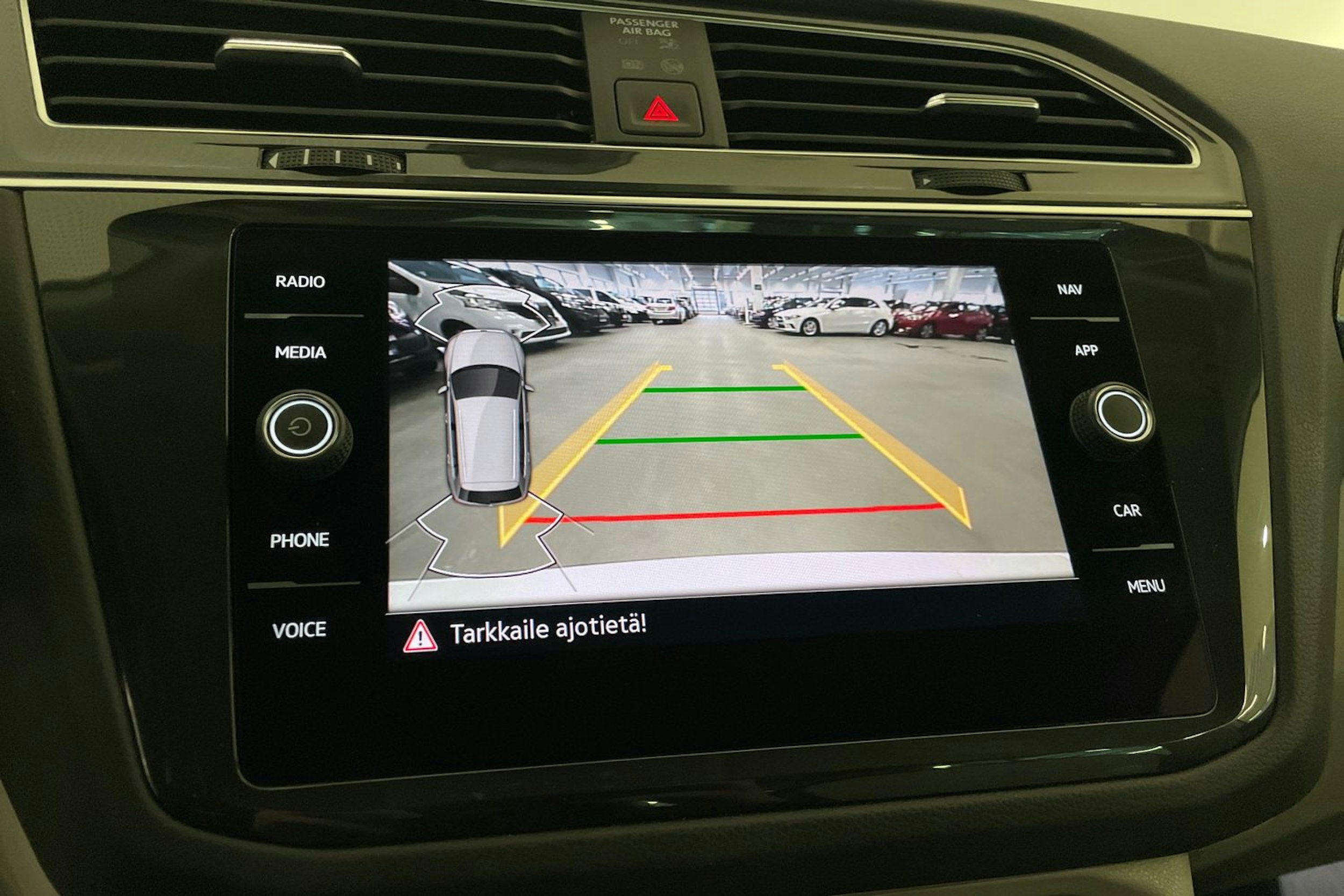 valkoinen Volkswagen Tiguan 2023 kuva 18.