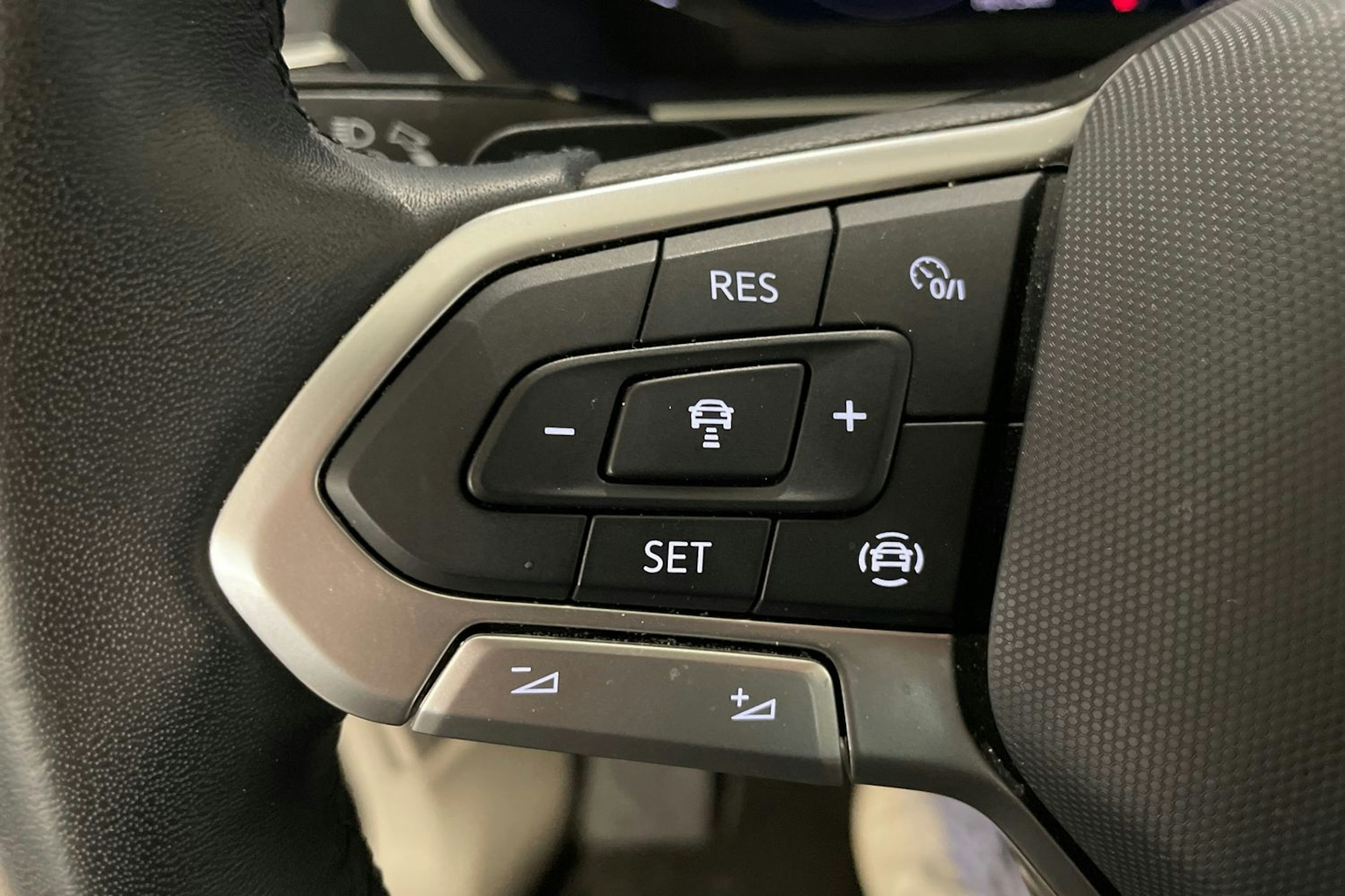 valkoinen Volkswagen Tiguan 2023 kuva 21.