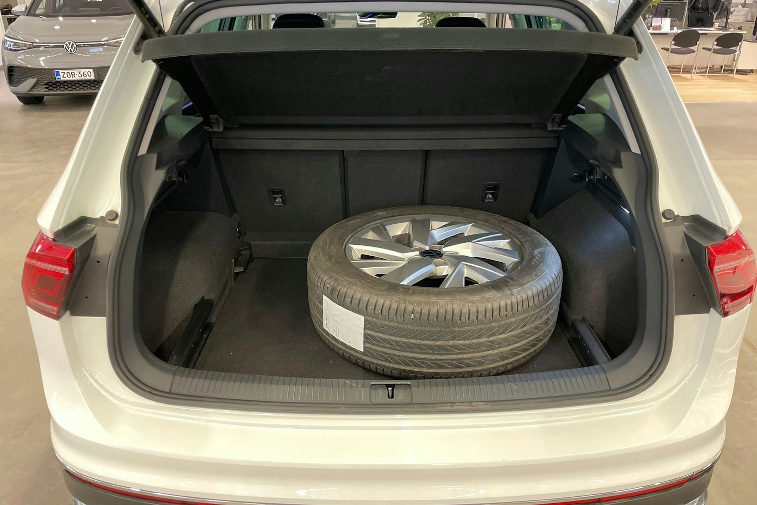 valkoinen Volkswagen Tiguan 2023 kuva 24.