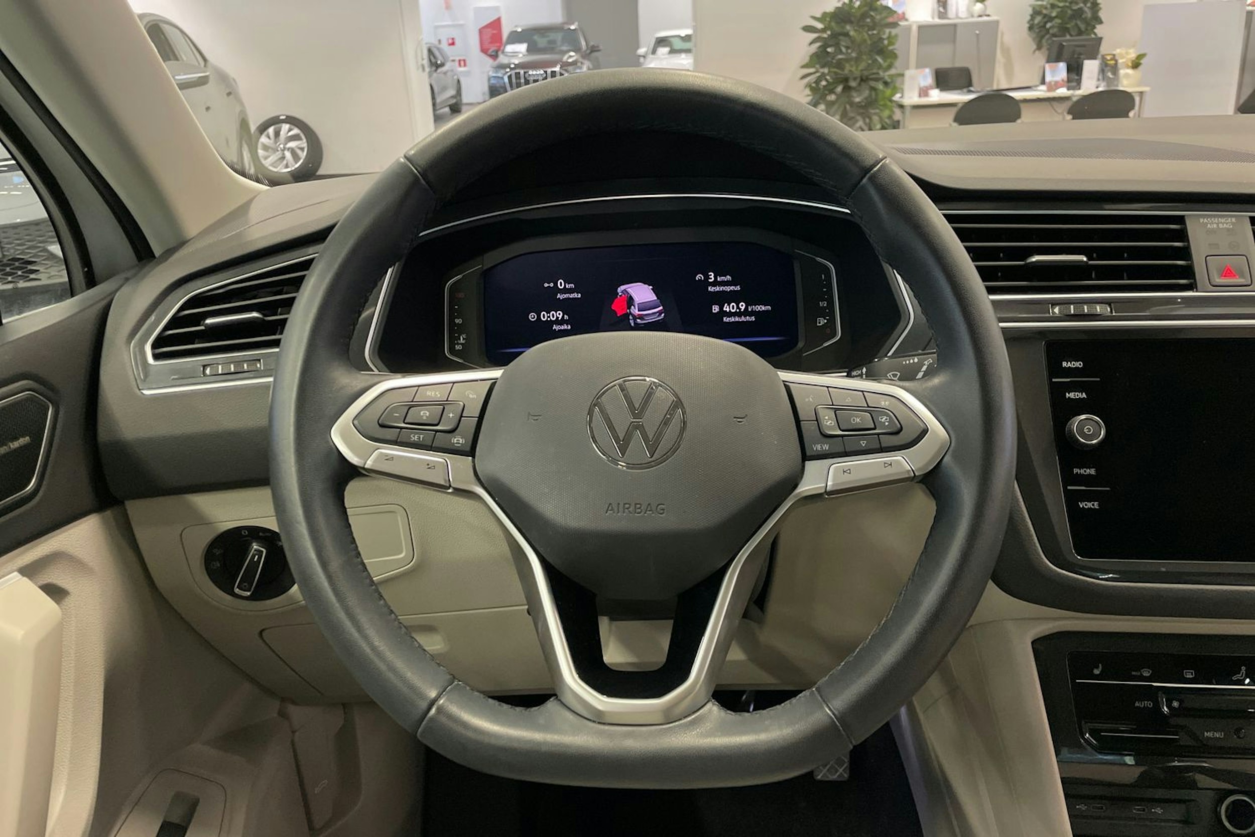 valkoinen Volkswagen Tiguan 2023 kuva 26.
