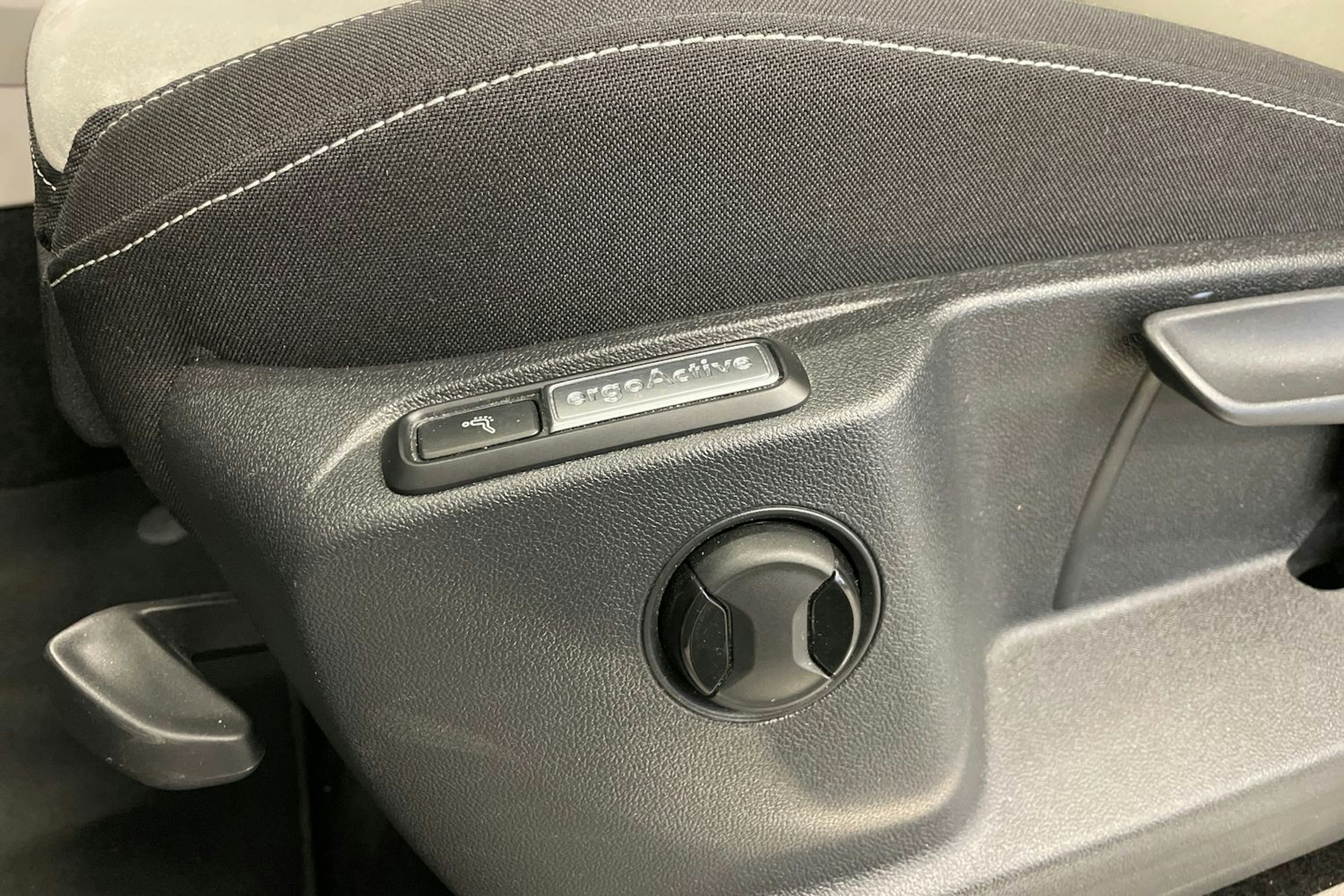 valkoinen Volkswagen Tiguan 2023 kuva 27.