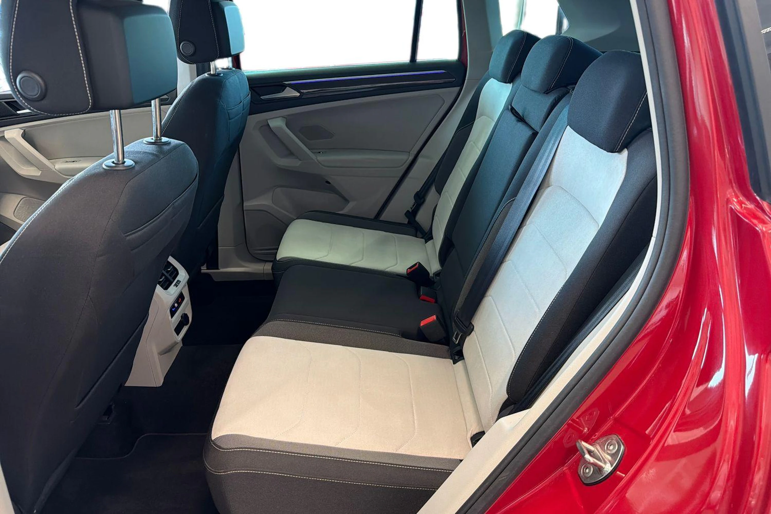 punainen Volkswagen Tiguan 2023 kuva 11.