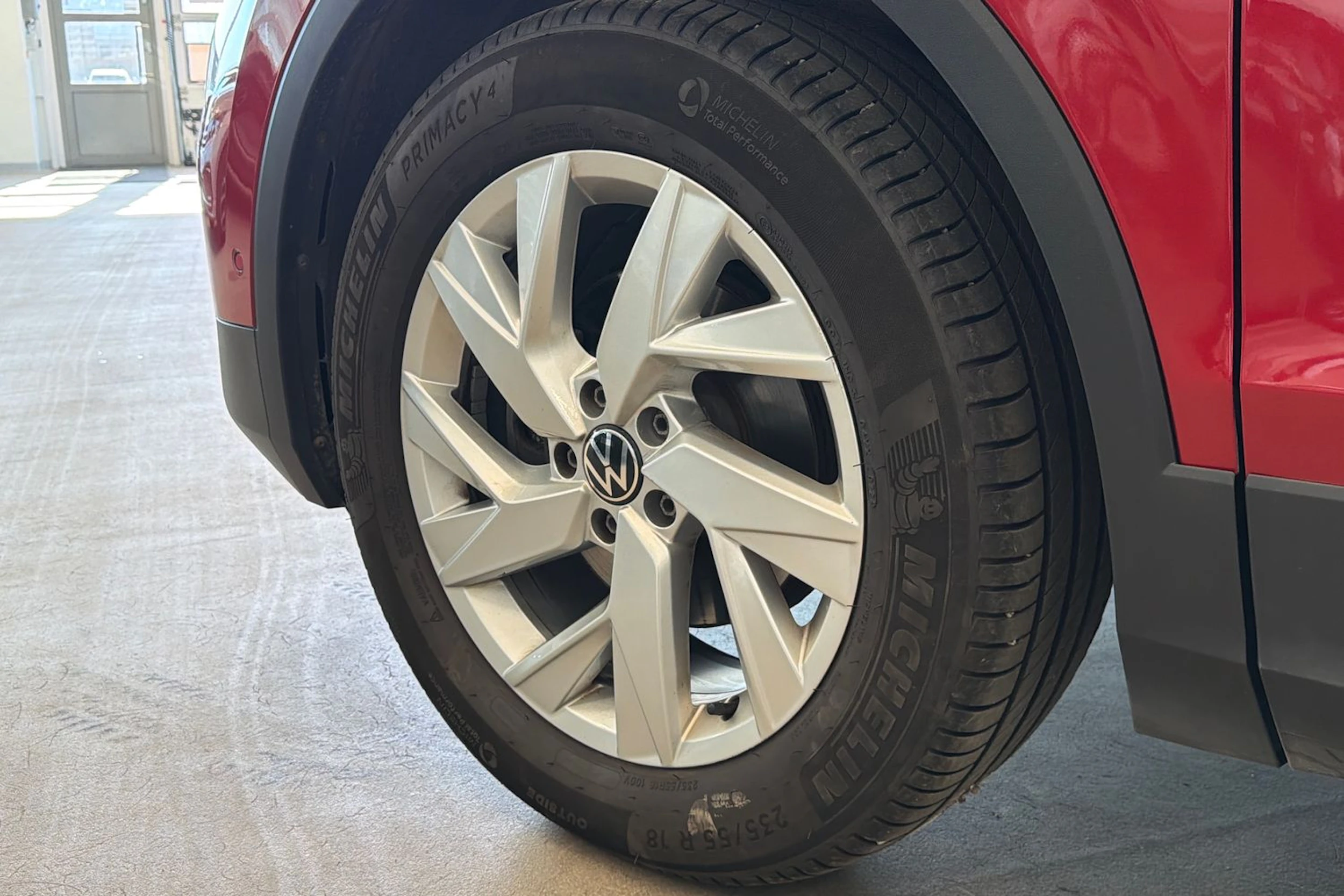 punainen Volkswagen Tiguan 2023 kuva 13.