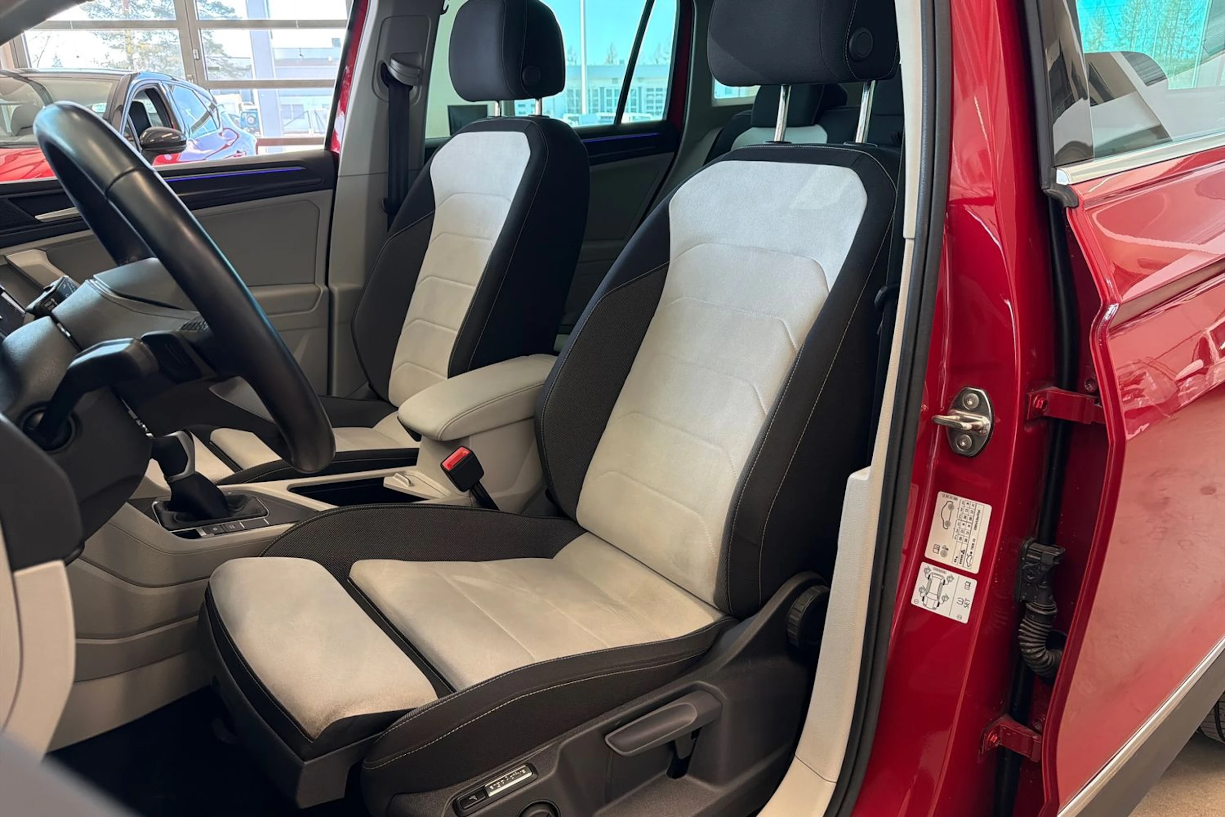 punainen Volkswagen Tiguan 2023 kuva 15.