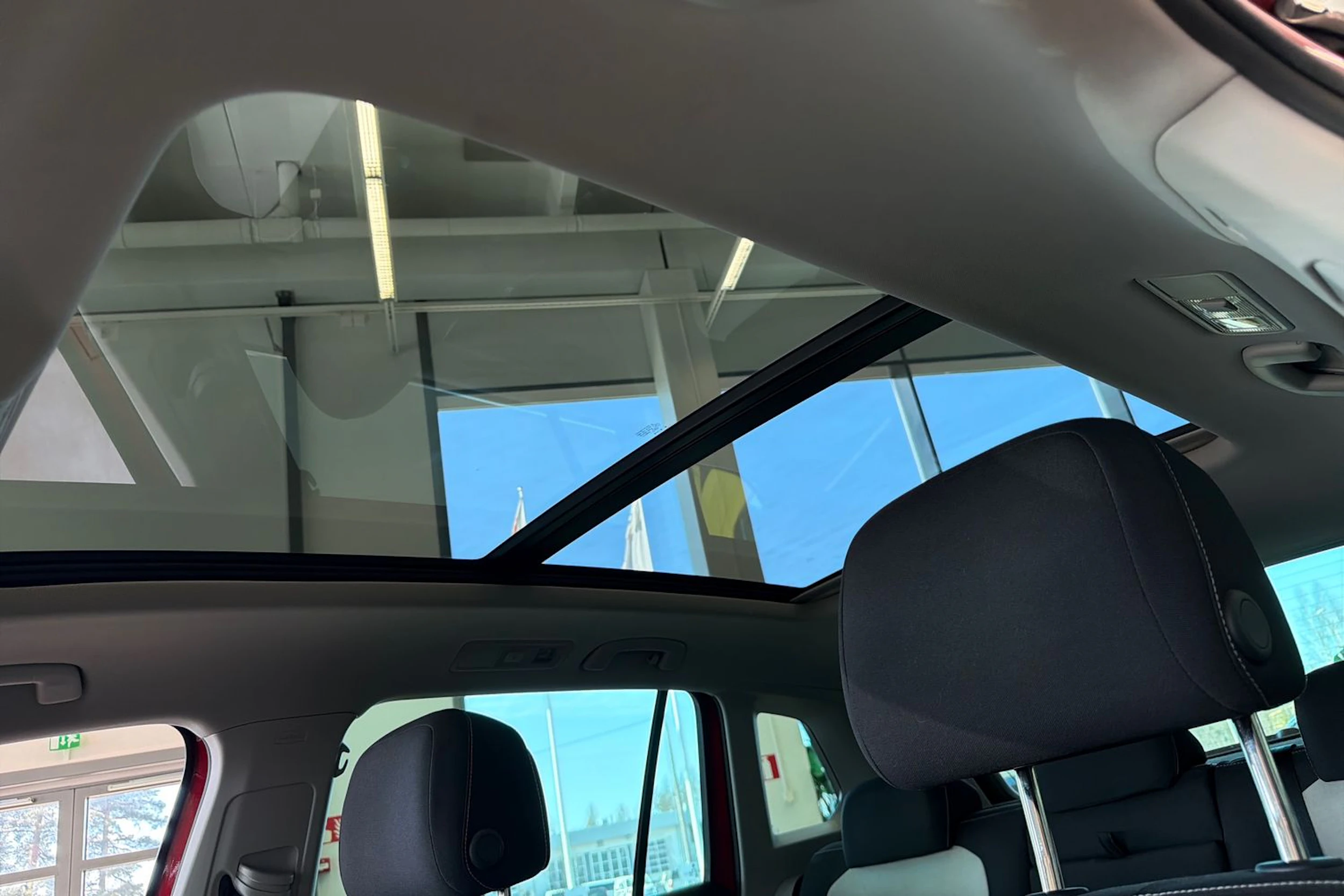 punainen Volkswagen Tiguan 2023 kuva 18.