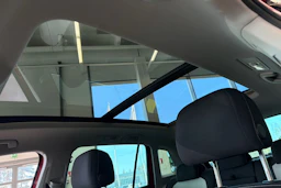 punainen Volkswagen Tiguan 2023 kuva 18.