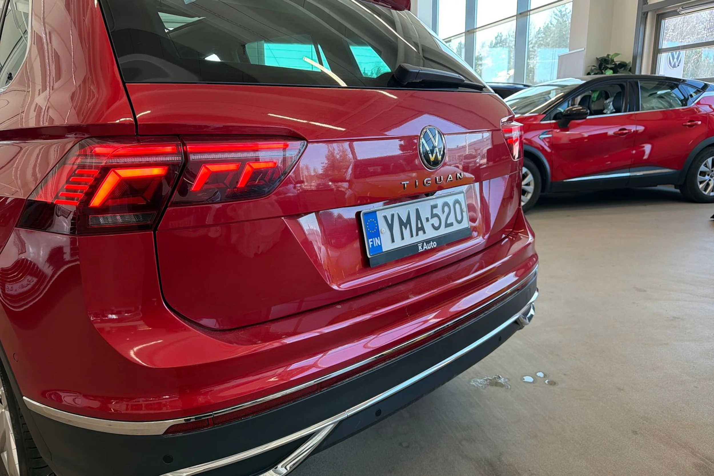 punainen Volkswagen Tiguan 2023 kuva 20.