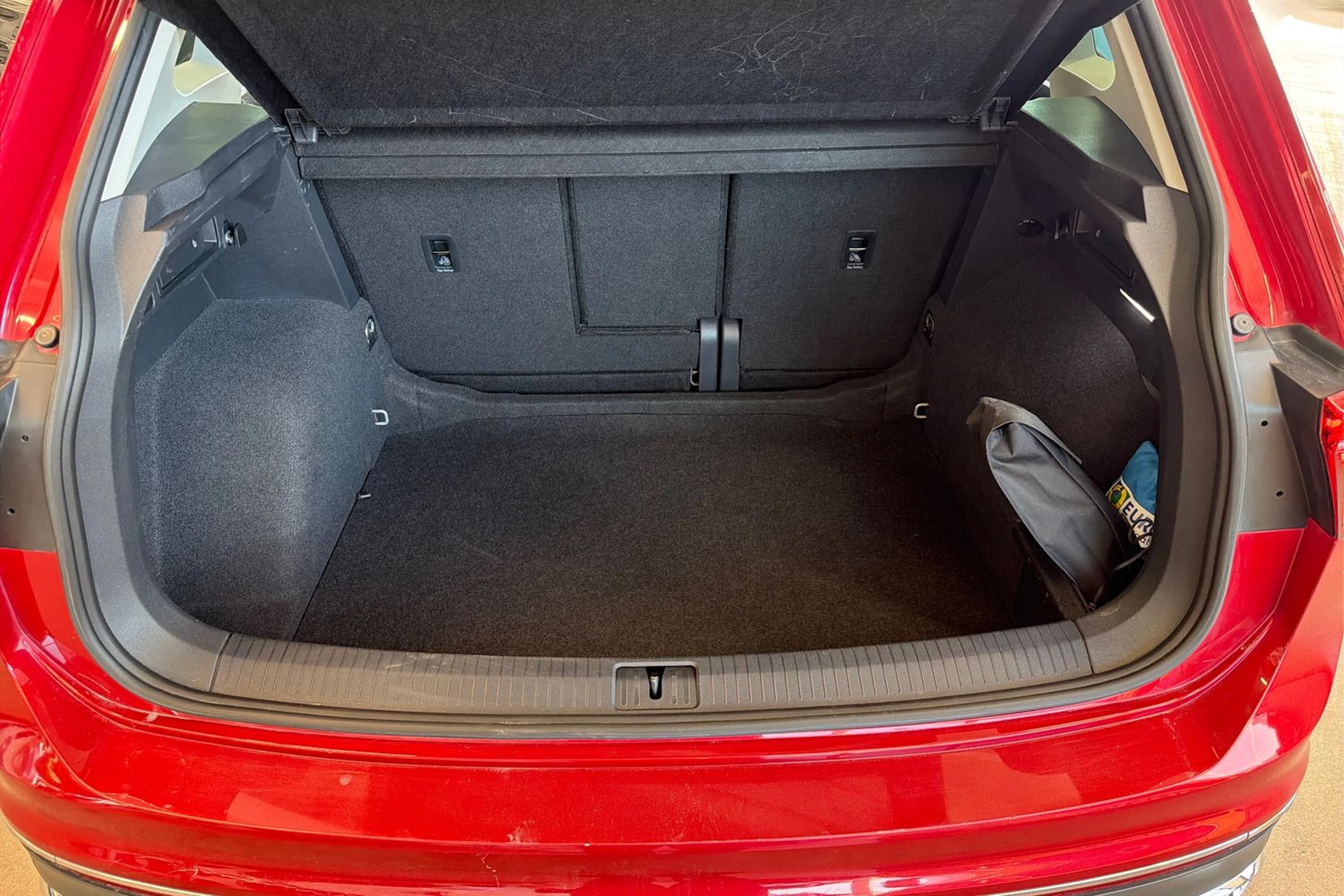 punainen Volkswagen Tiguan 2023 kuva 21.