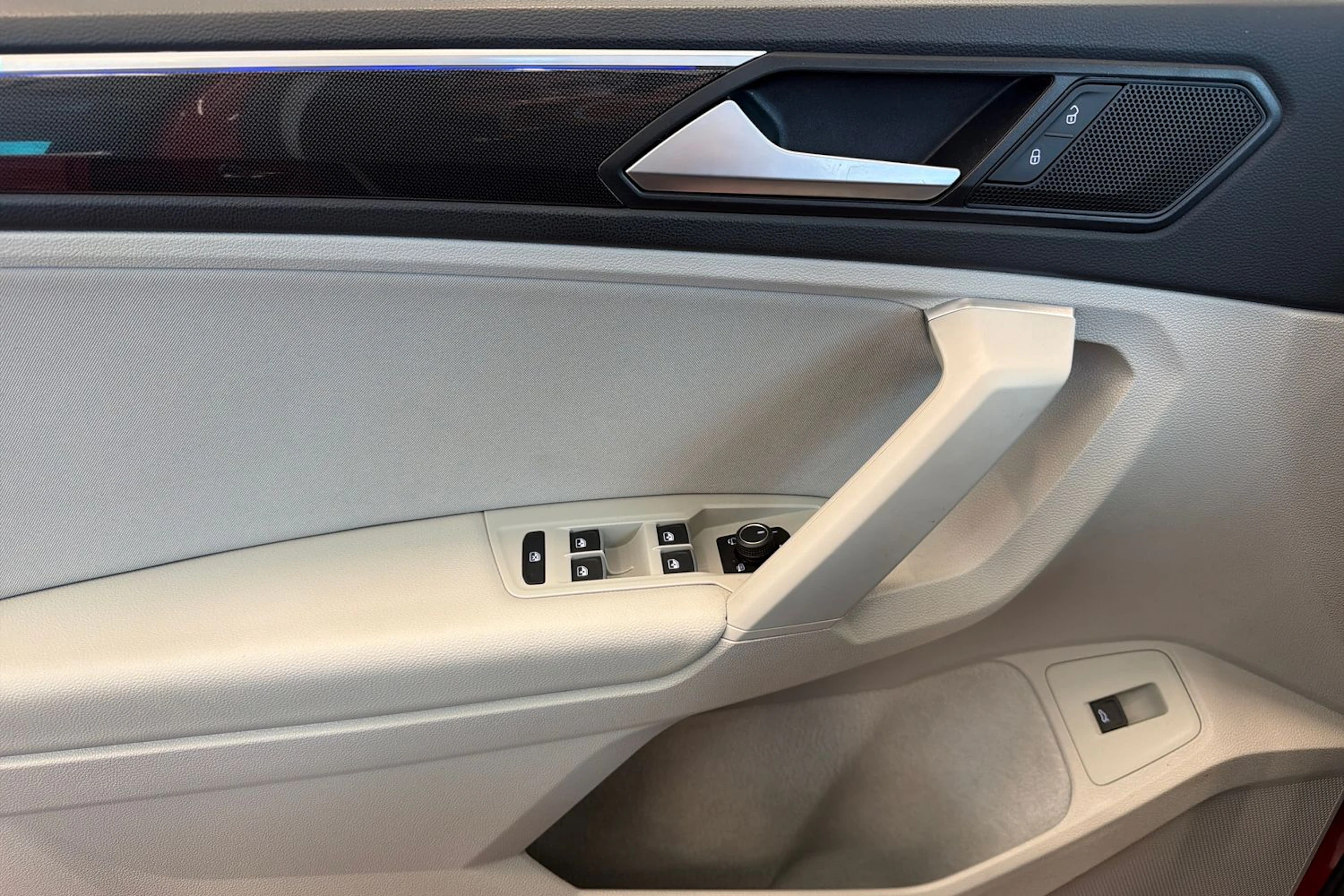 punainen Volkswagen Tiguan 2023 kuva 24.