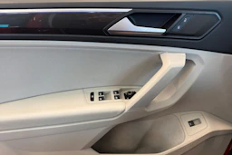 punainen Volkswagen Tiguan 2023 kuva 24.