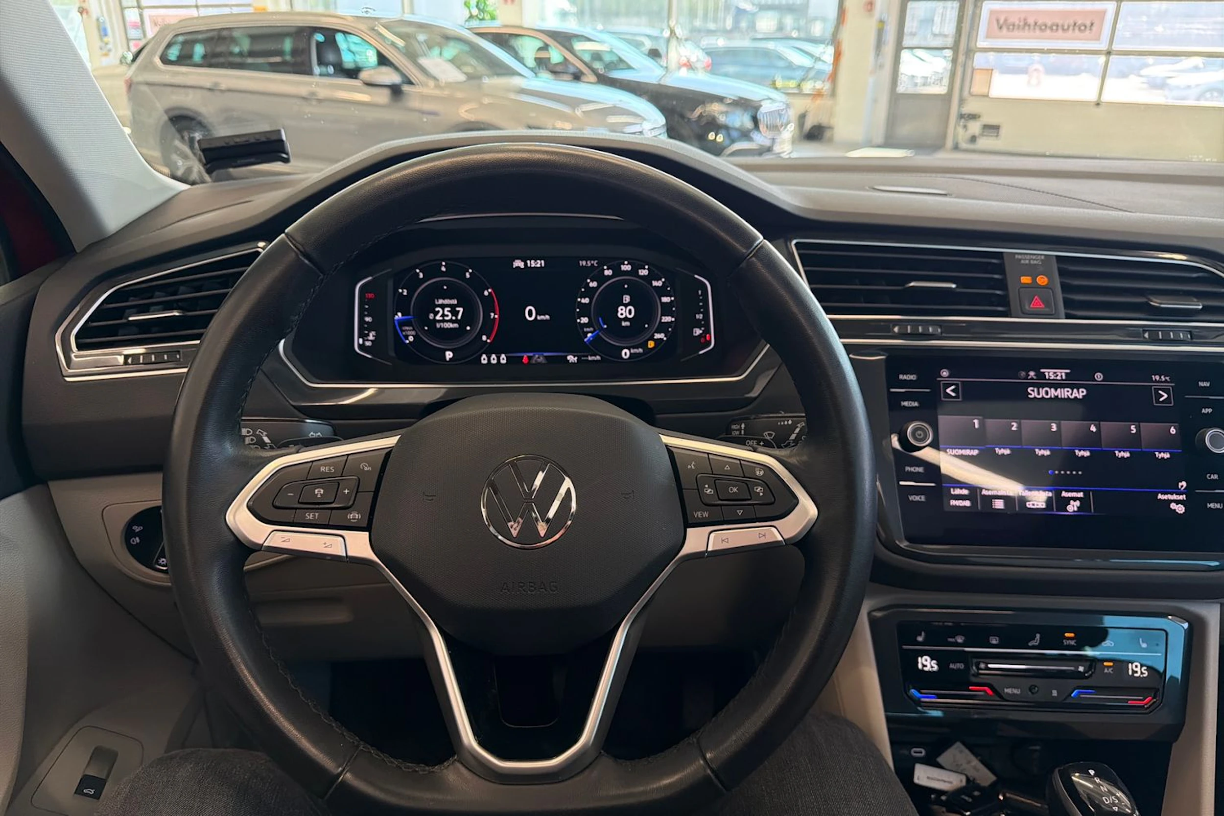 punainen Volkswagen Tiguan 2023 kuva 26.