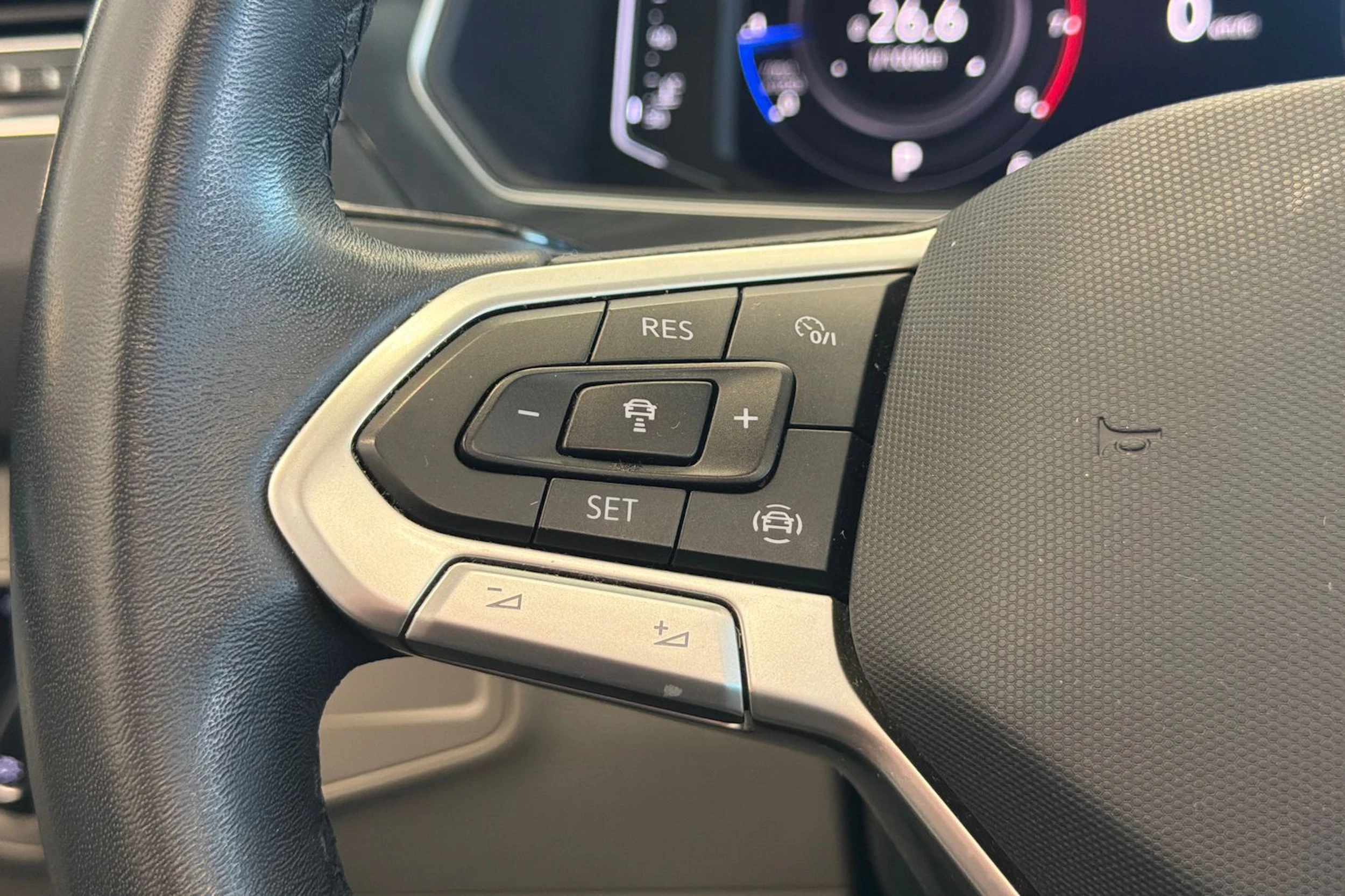 punainen Volkswagen Tiguan 2023 kuva 28.