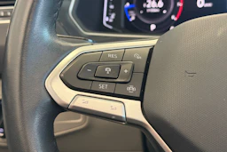 punainen Volkswagen Tiguan 2023 kuva 28.