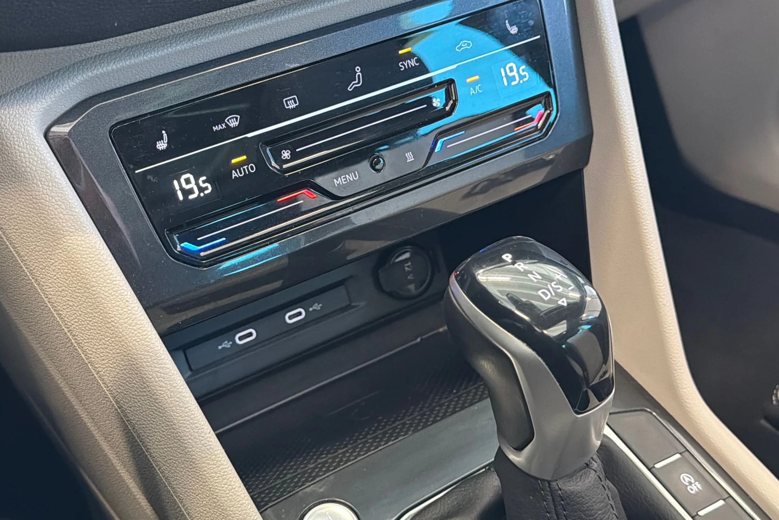 punainen Volkswagen Tiguan 2023 kuva 33.