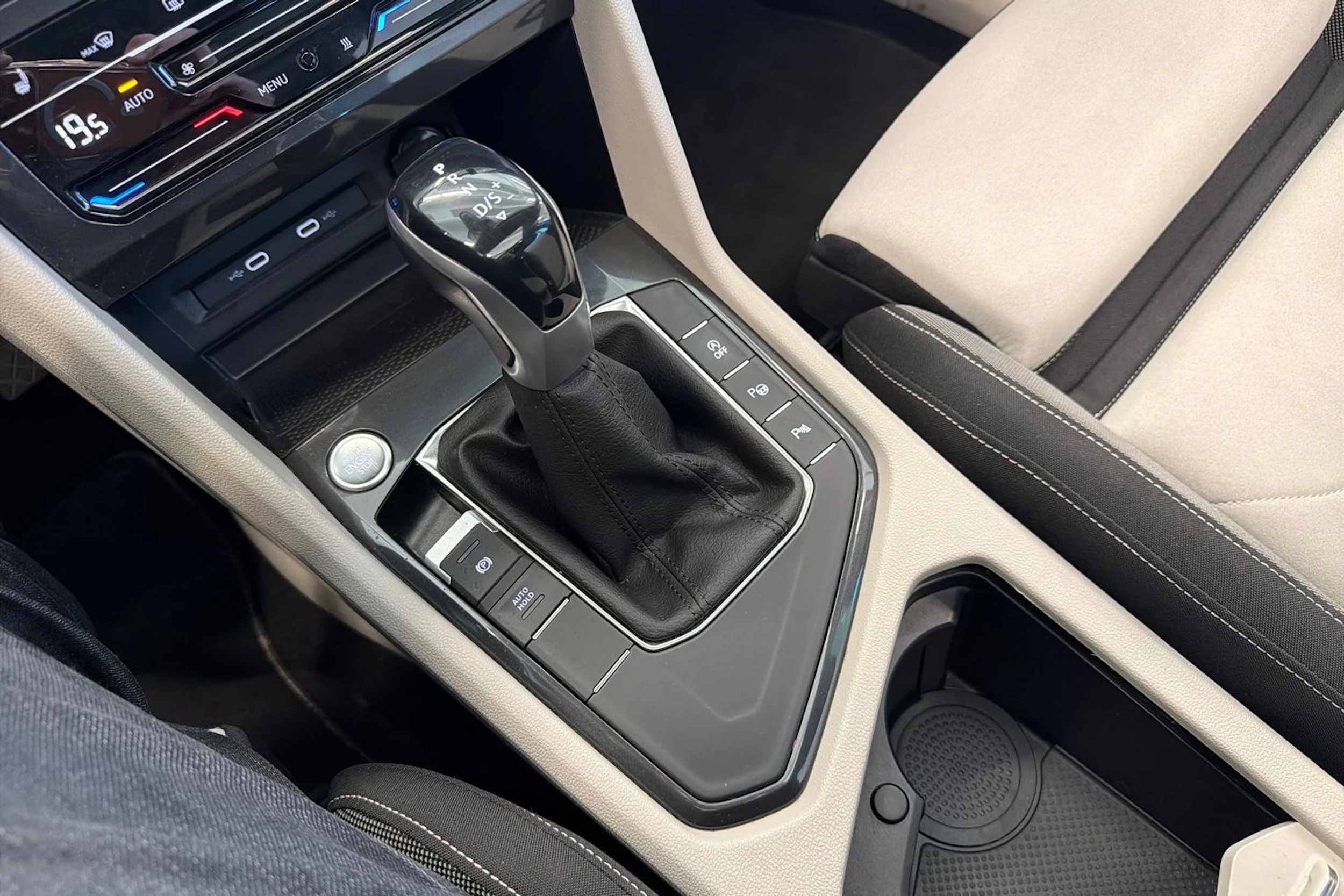 punainen Volkswagen Tiguan 2023 kuva 35.