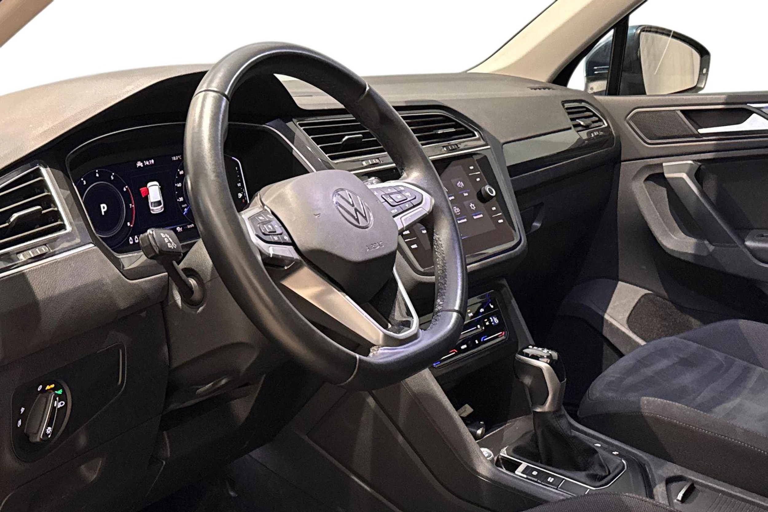 sininen Volkswagen Tiguan 2023 kuva 8.