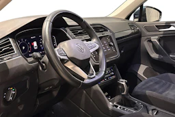 sininen Volkswagen Tiguan 2023 kuva 8.