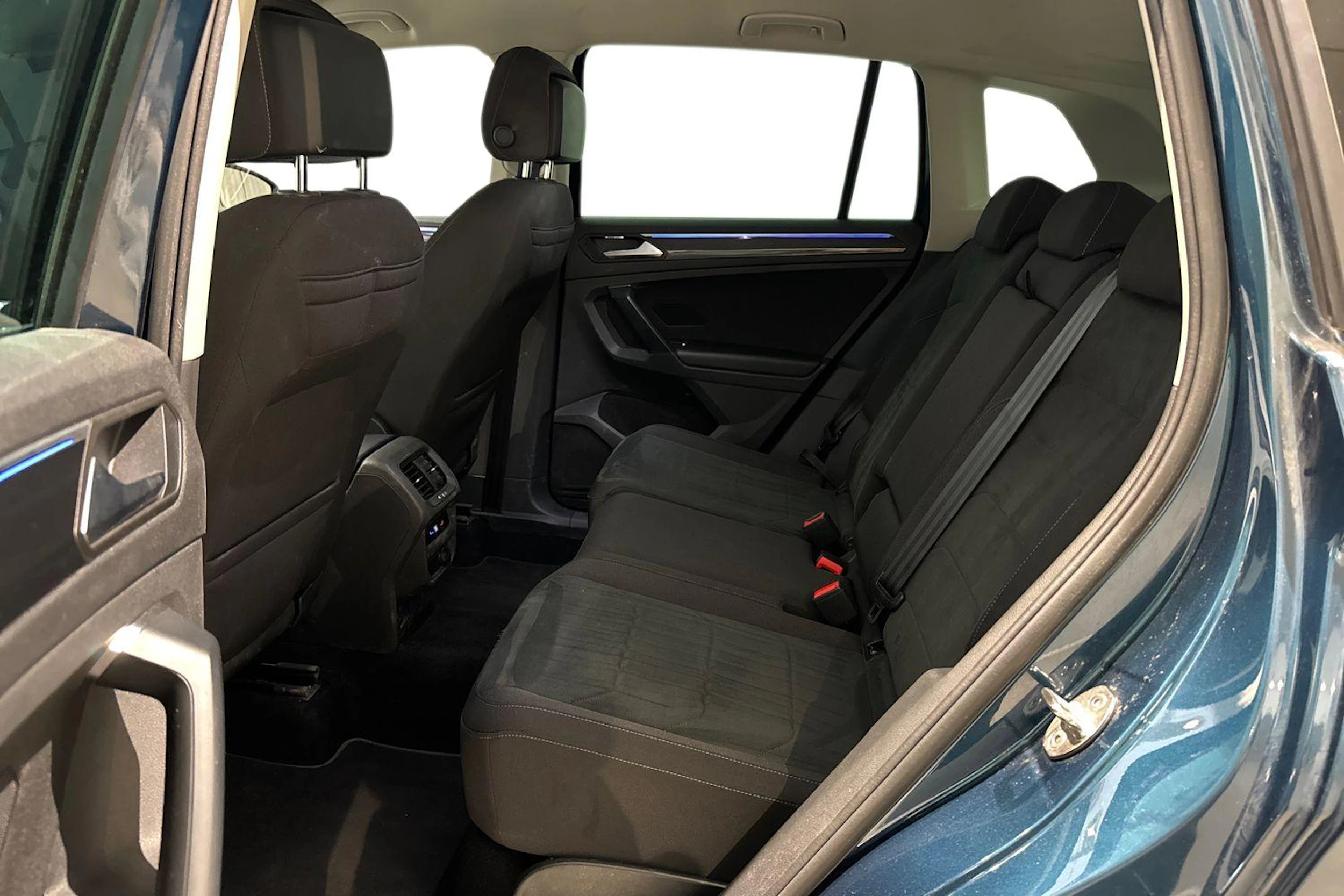 sininen Volkswagen Tiguan 2023 kuva 11.