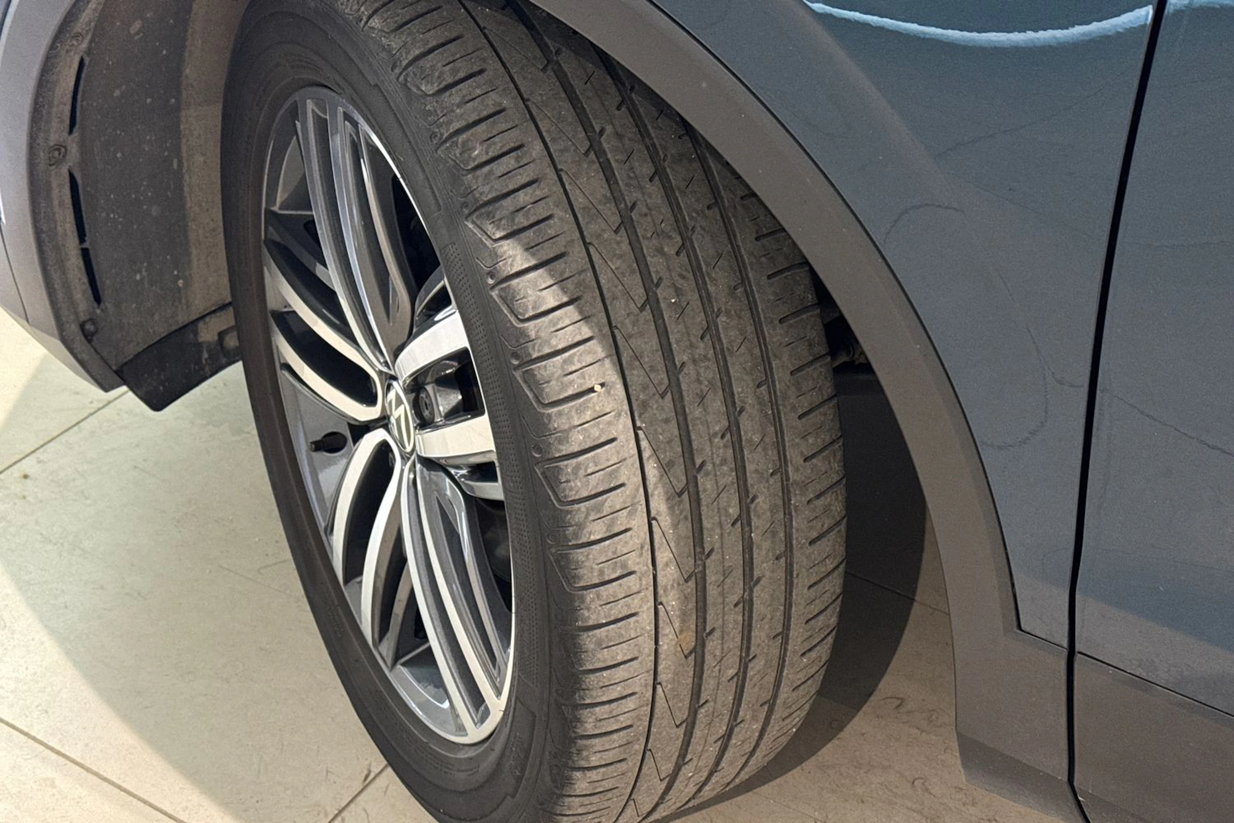 sininen Volkswagen Tiguan 2023 kuva 13.