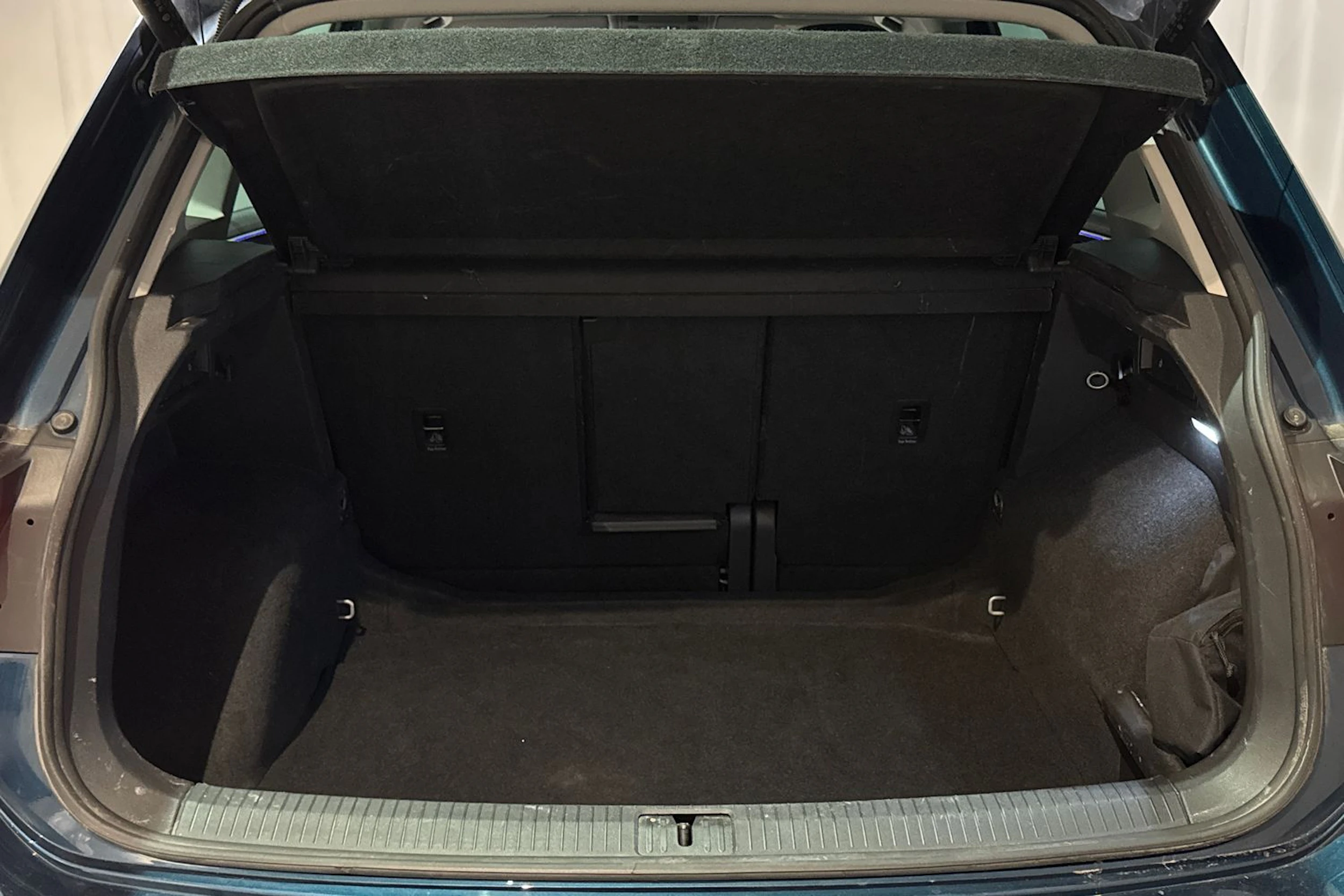 sininen Volkswagen Tiguan 2023 kuva 16.