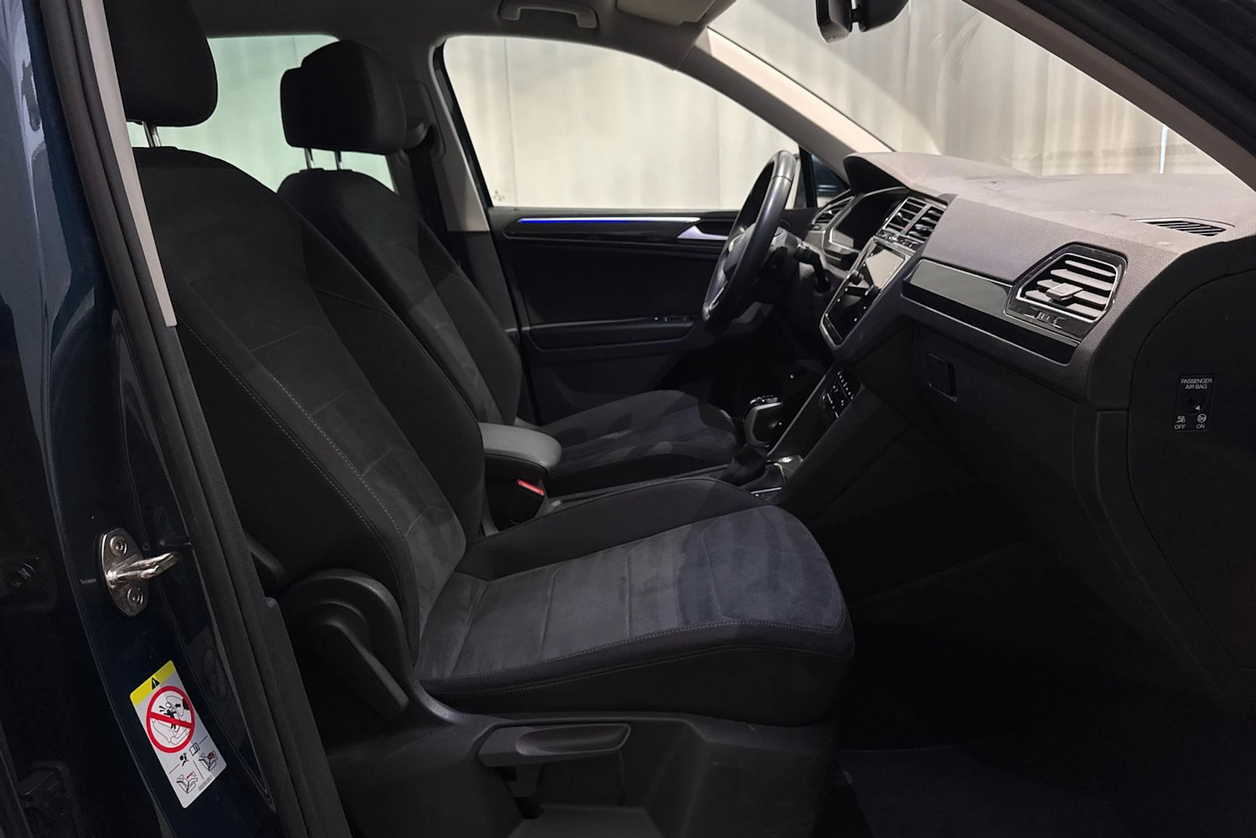 sininen Volkswagen Tiguan 2023 kuva 18.