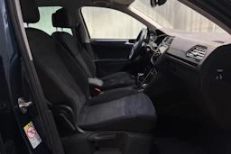 sininen Volkswagen Tiguan 2023 kuva 18.