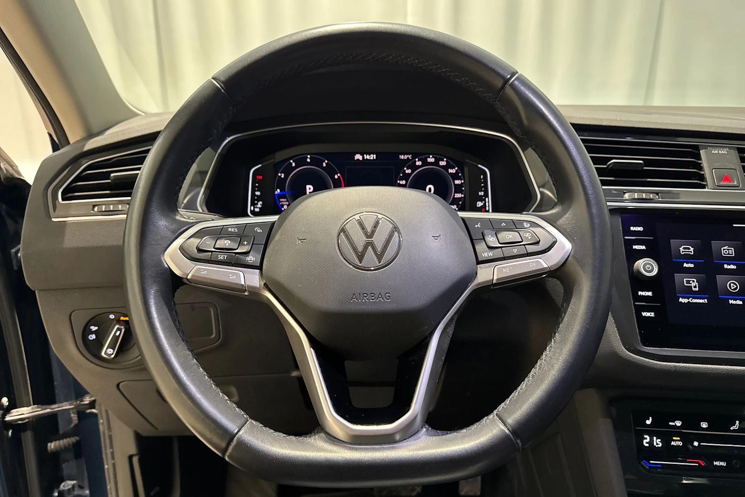 sininen Volkswagen Tiguan 2023 kuva 19.