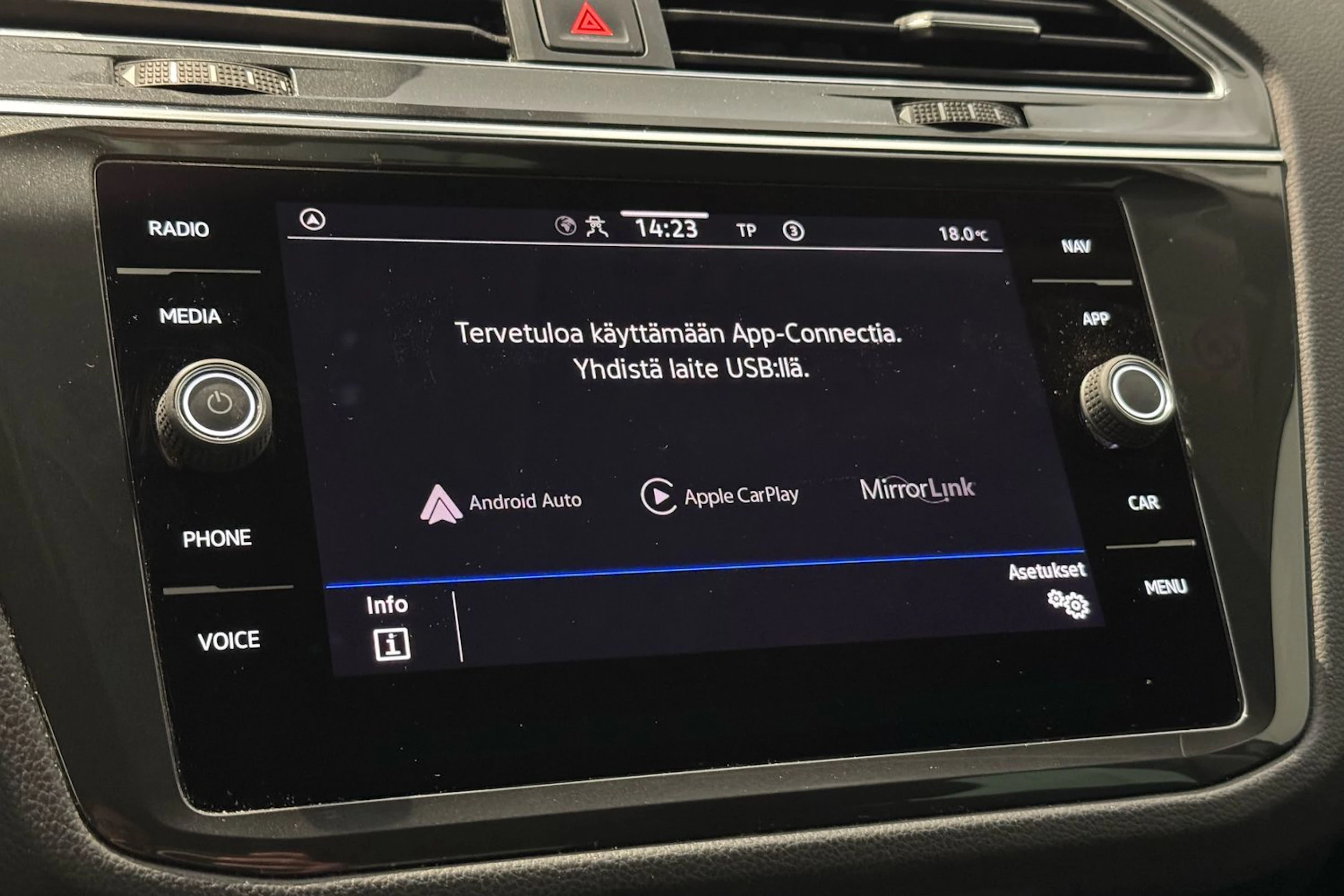 sininen Volkswagen Tiguan 2023 kuva 24.