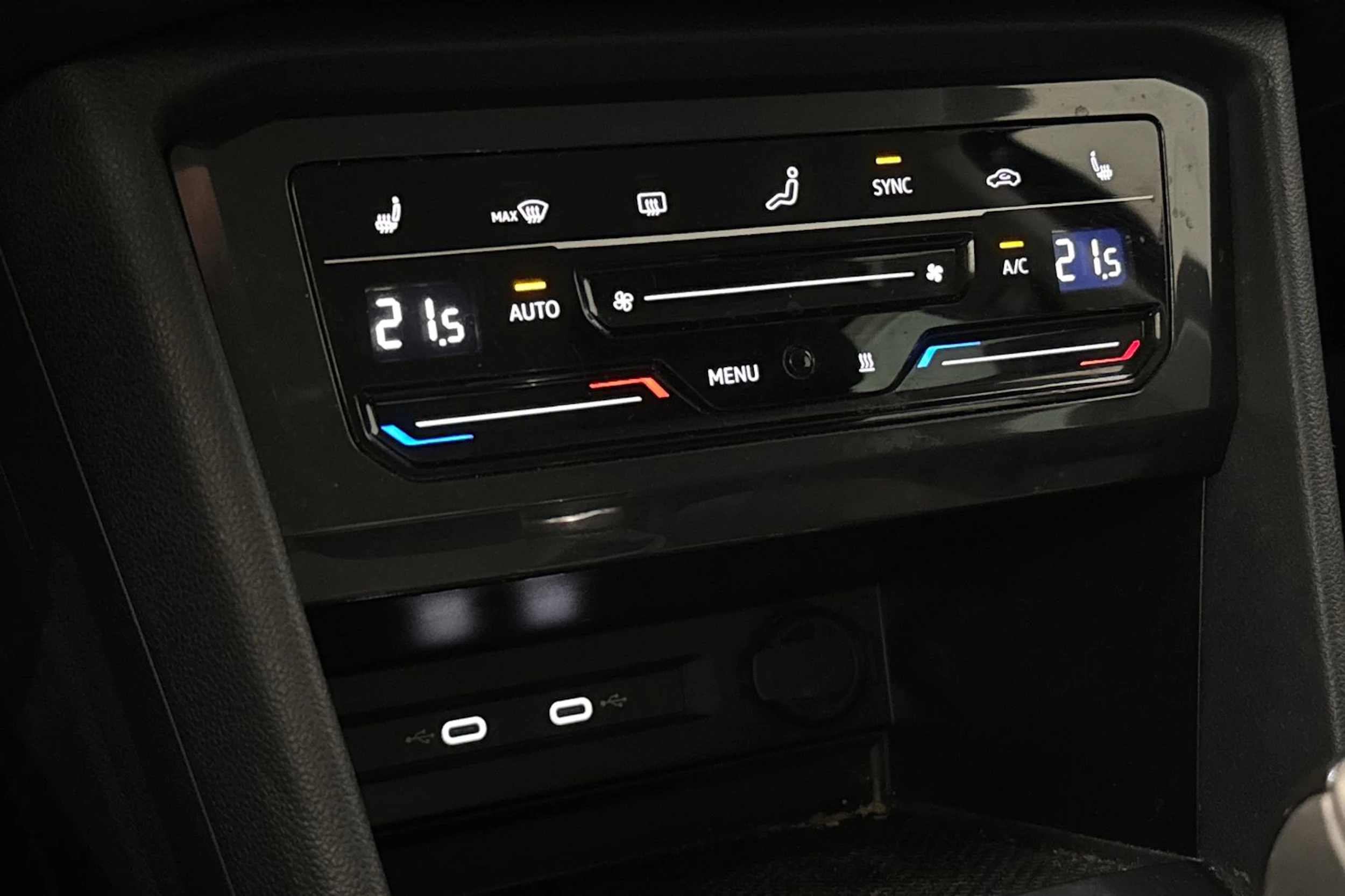 sininen Volkswagen Tiguan 2023 kuva 27.