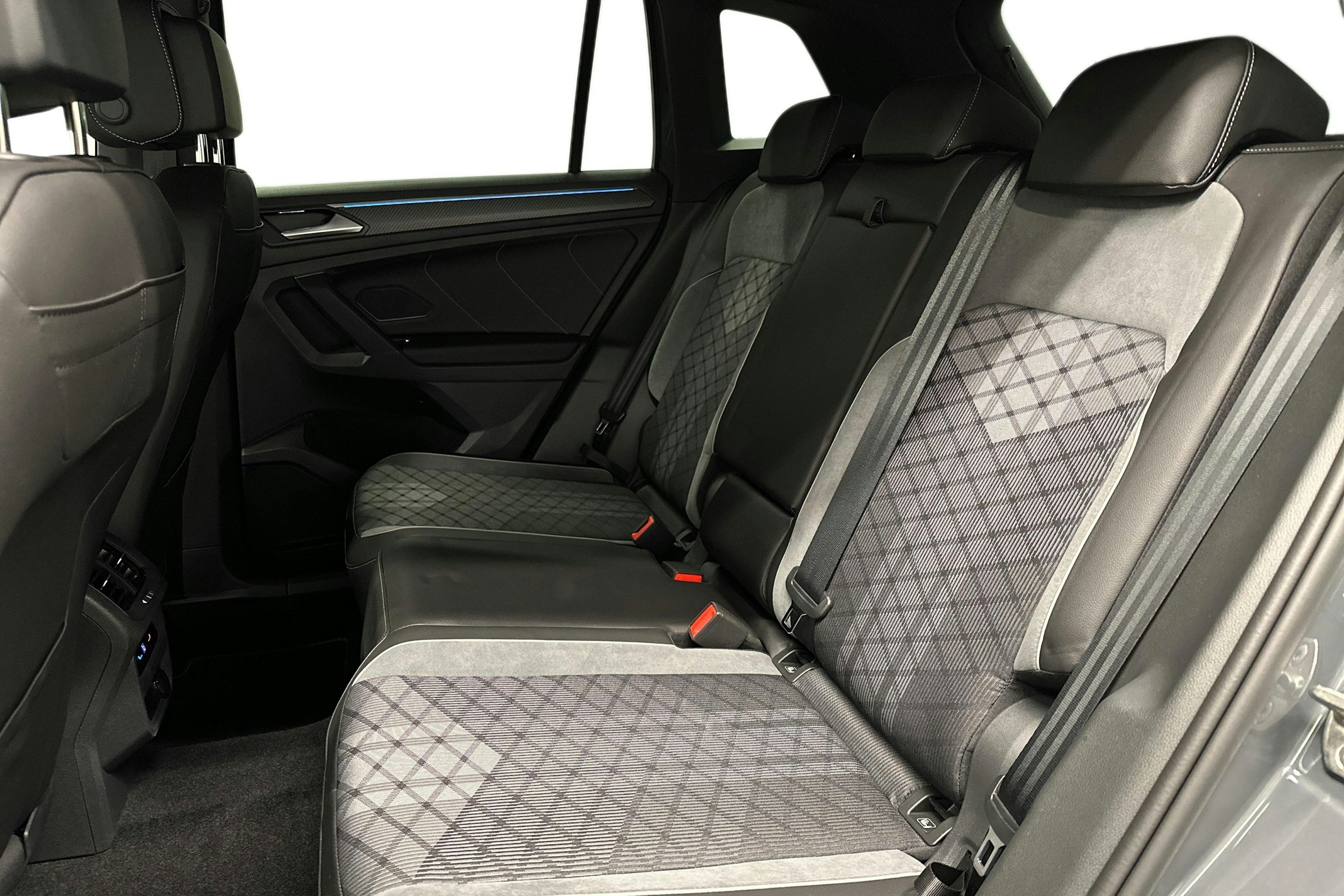 harmaa Volkswagen Tiguan 2024 kuva 8.