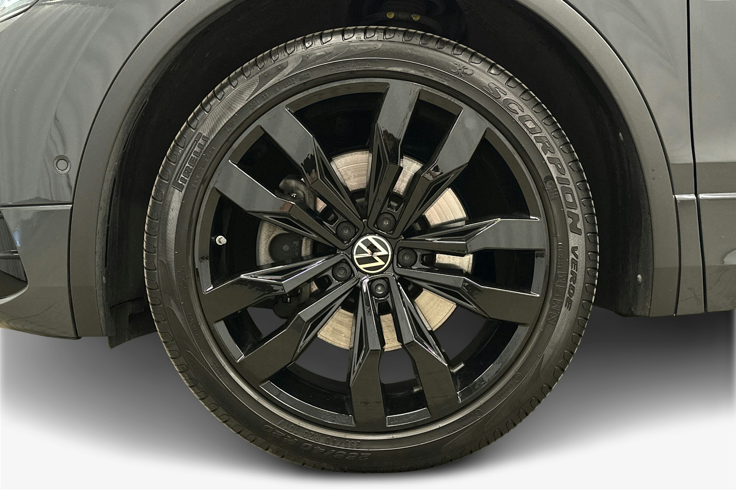 harmaa Volkswagen Tiguan 2024 kuva 9.