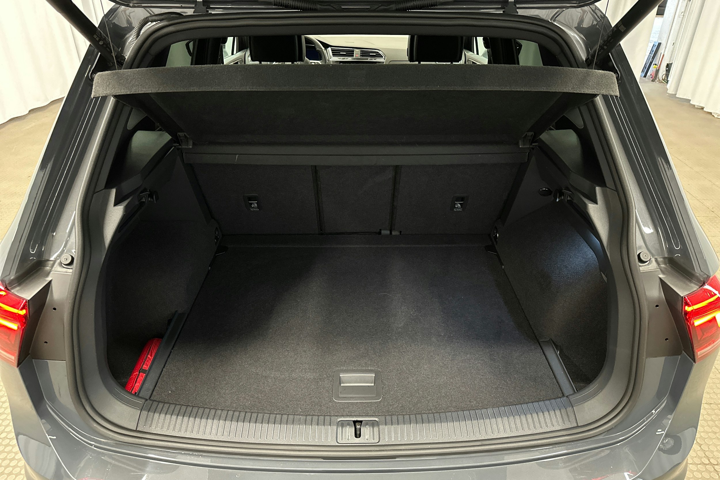 harmaa Volkswagen Tiguan 2024 kuva 11.