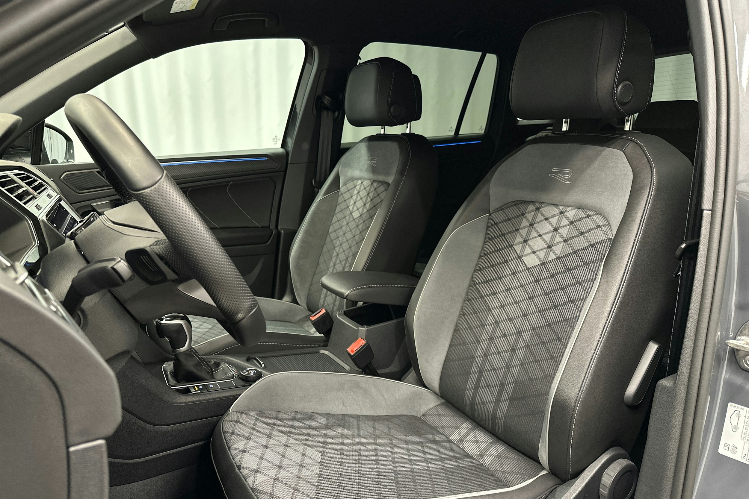 harmaa Volkswagen Tiguan 2024 kuva 15.