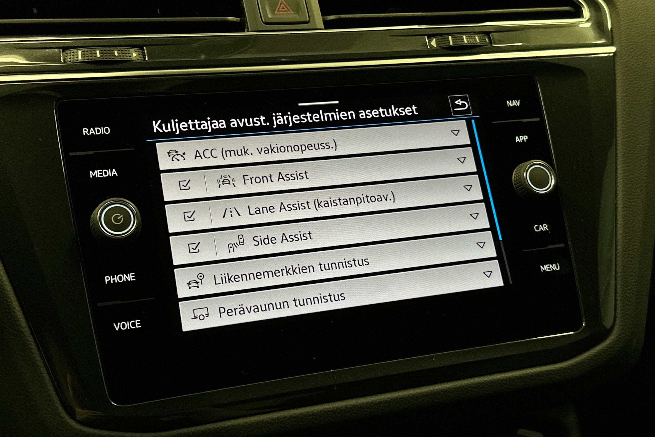 harmaa Volkswagen Tiguan 2024 kuva 22.